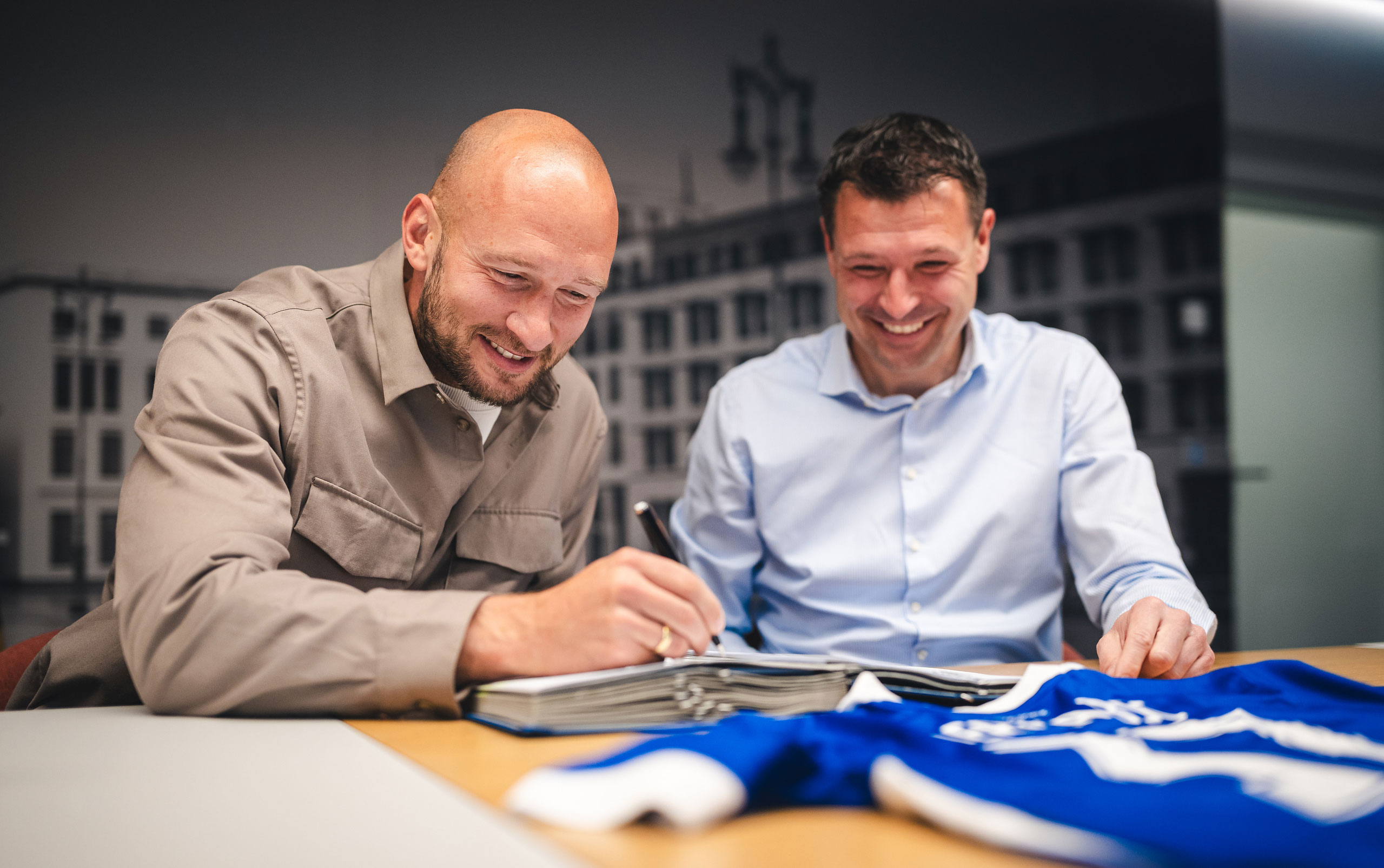 Toni Leistner unterschreibt bei Benjamin Weber seinen neuen Vertrag.