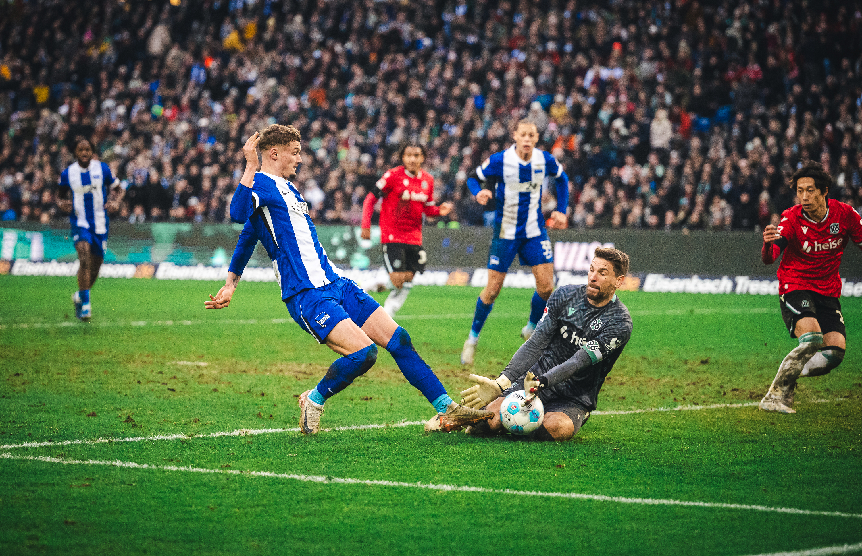 Michaël Cuisance im Duell mit Ron-Robert Zieler