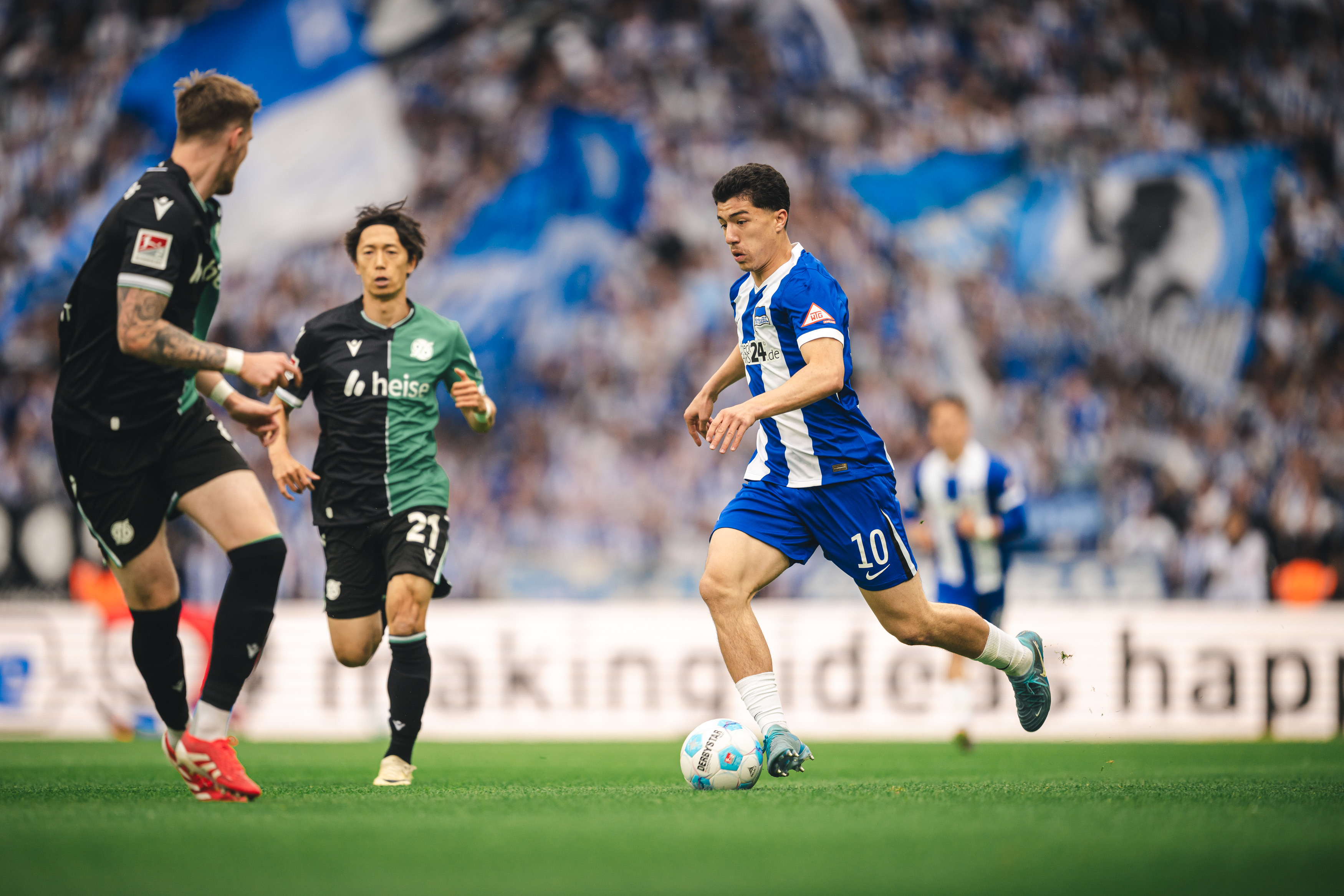 Ibrahim Maza dribbelt auf einen Gegenspieler zu.
