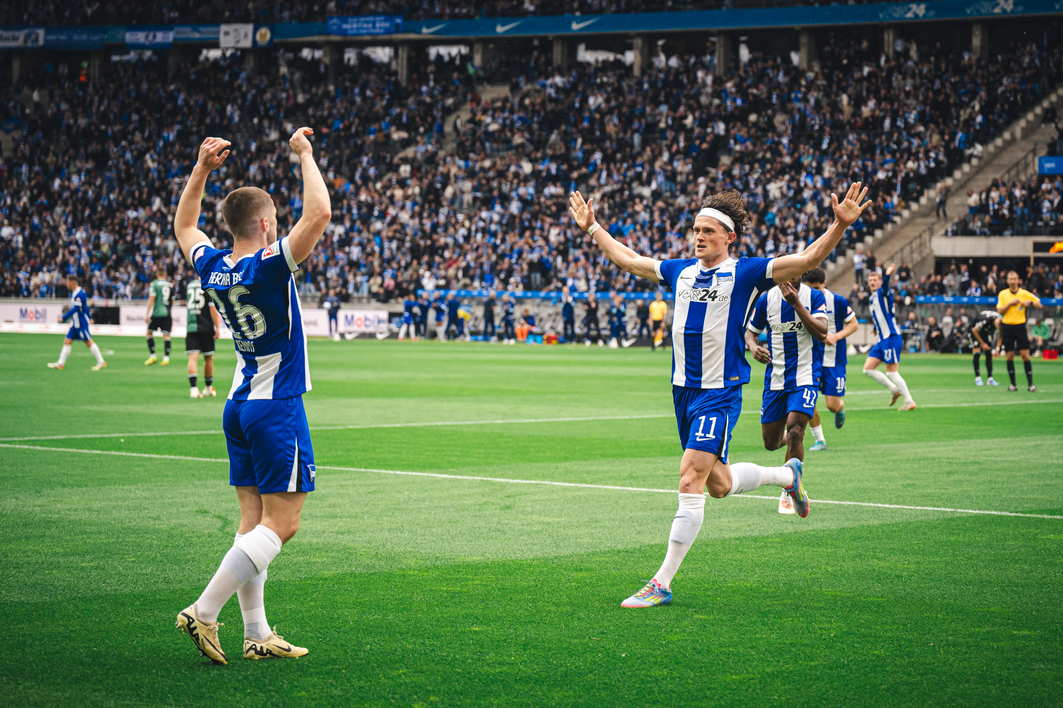 Jonjoe Kenny und Fabian Reese bejubeln einen Treffer.
