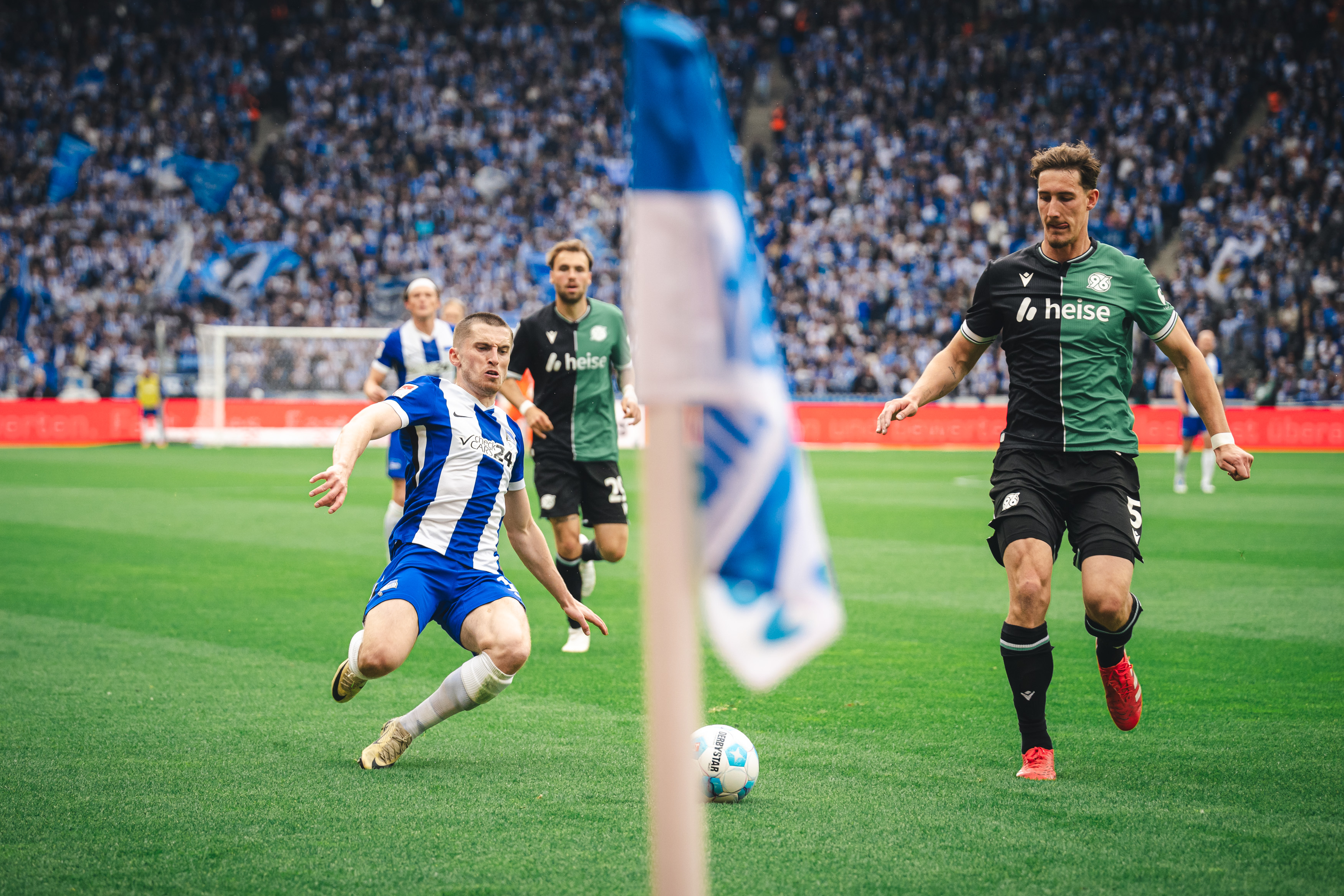 Jonjoe Kenny im Zweikampf mit einem Hannoveraner.