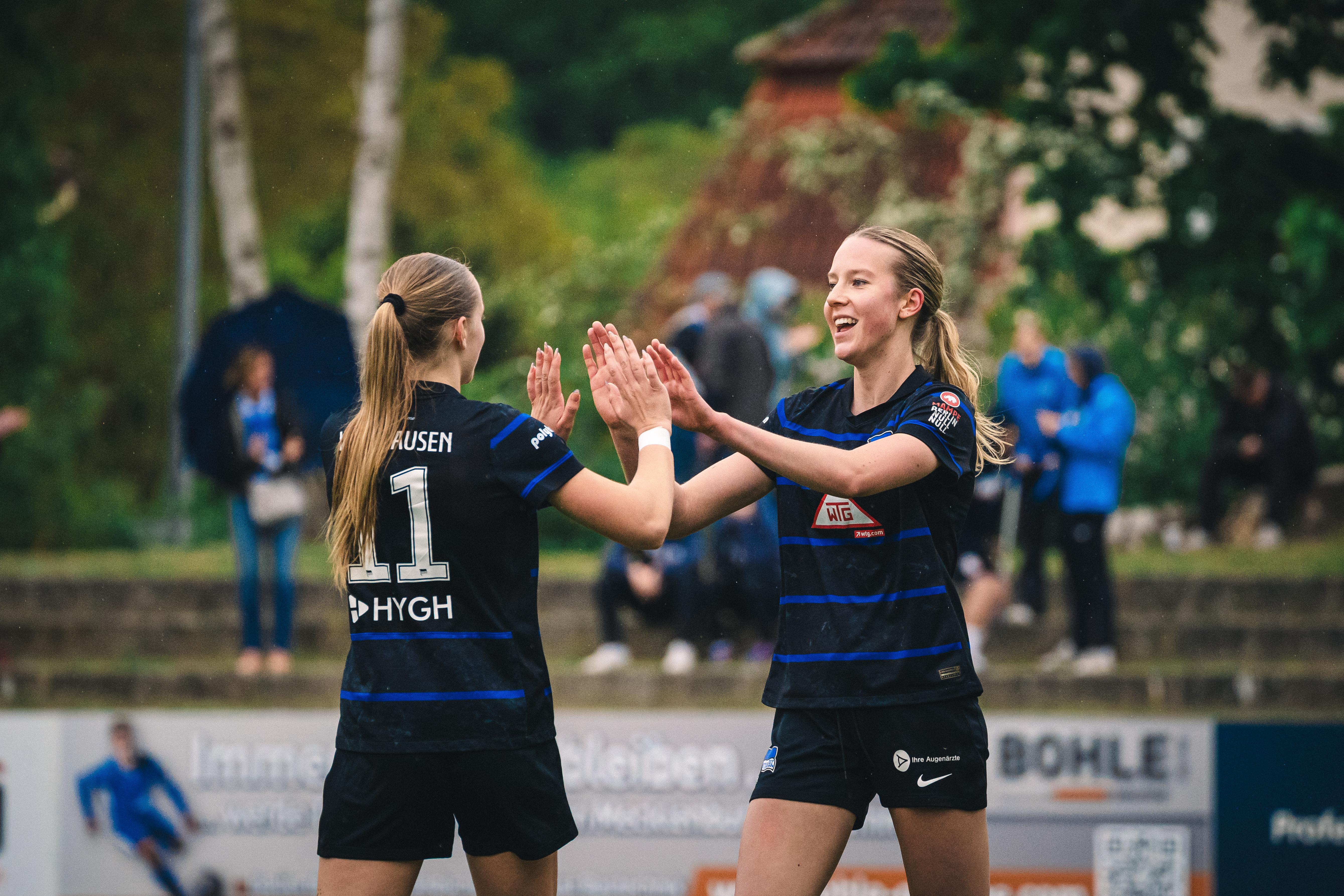 Elfie Wellhausen klatscht mit Svenja Poock ab.