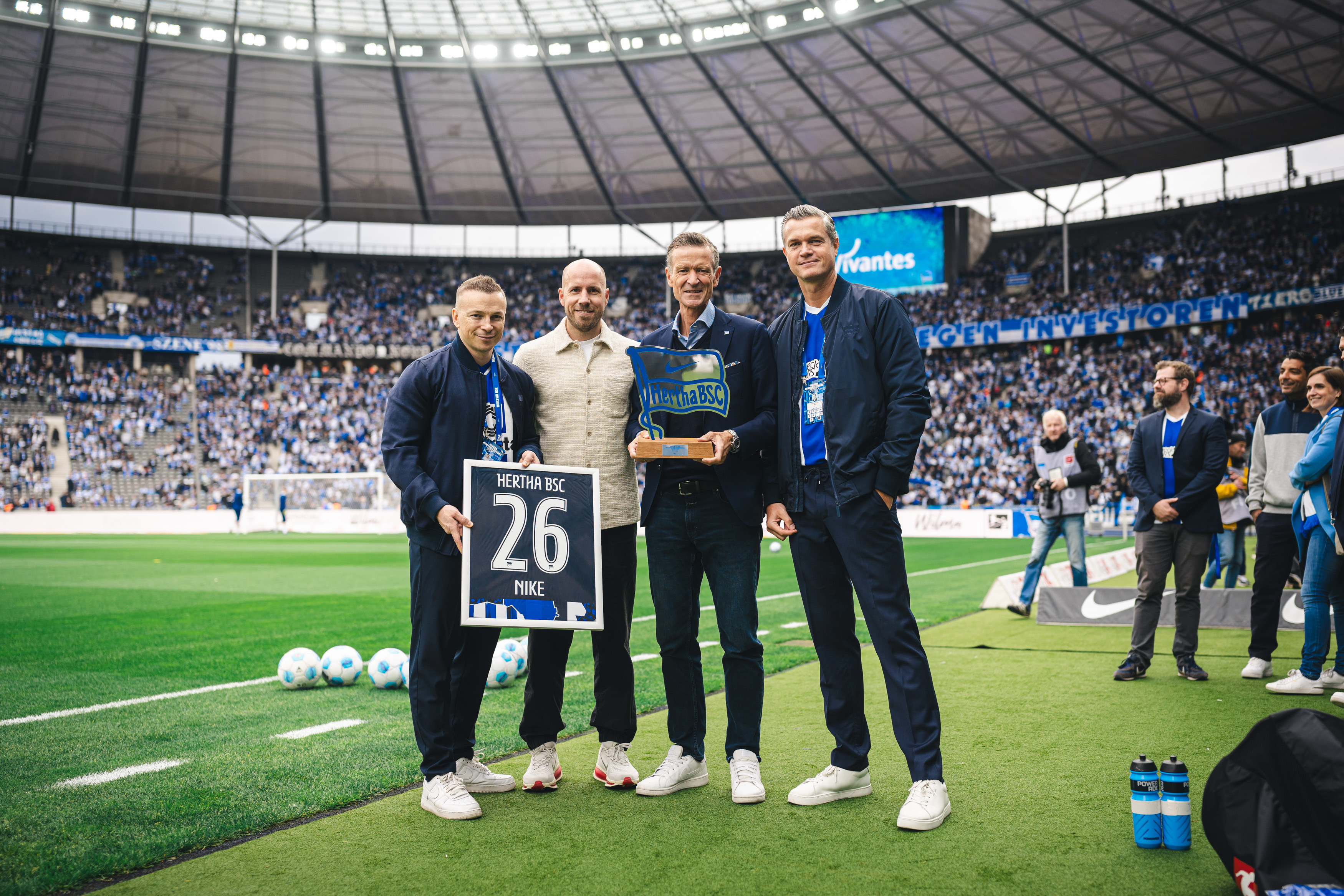 Colin Jahn, Thomas E. Herrich und Thorben Jeß verabschieden sich von Nike.