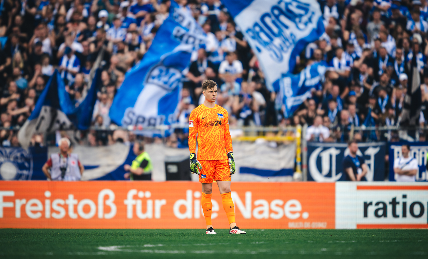 Tjark Ernst steht vor den Fans auf dem Platz.