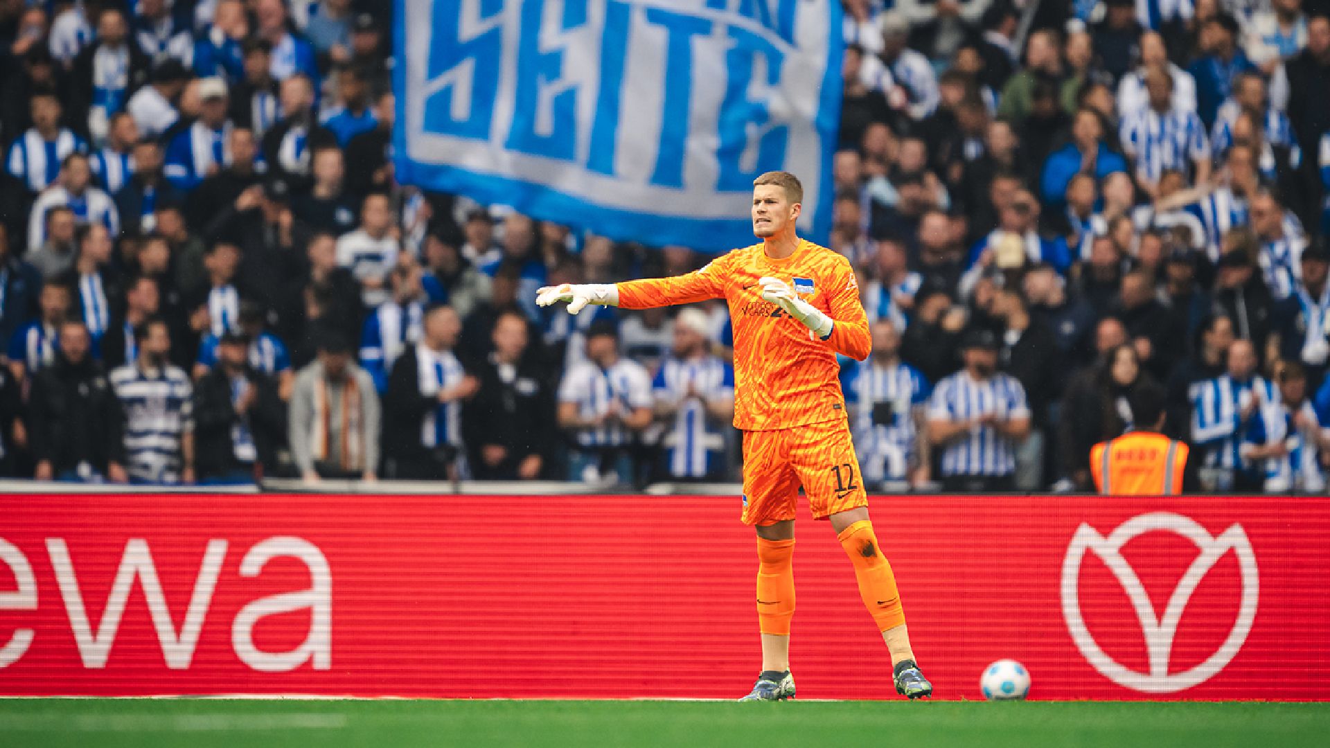 Dennis Smarsch gibt eine Anweisung auf dem Rasen im Olympiastadion.