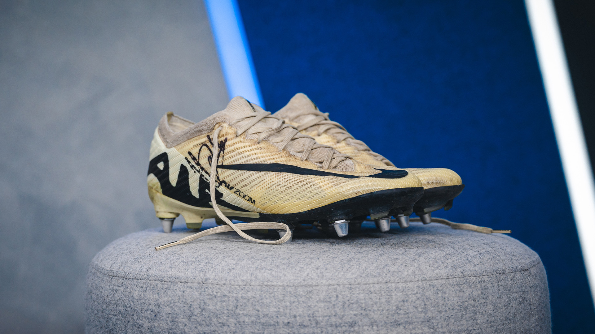 Matchworn Fußballschuhe von Jonjoe Kenny.