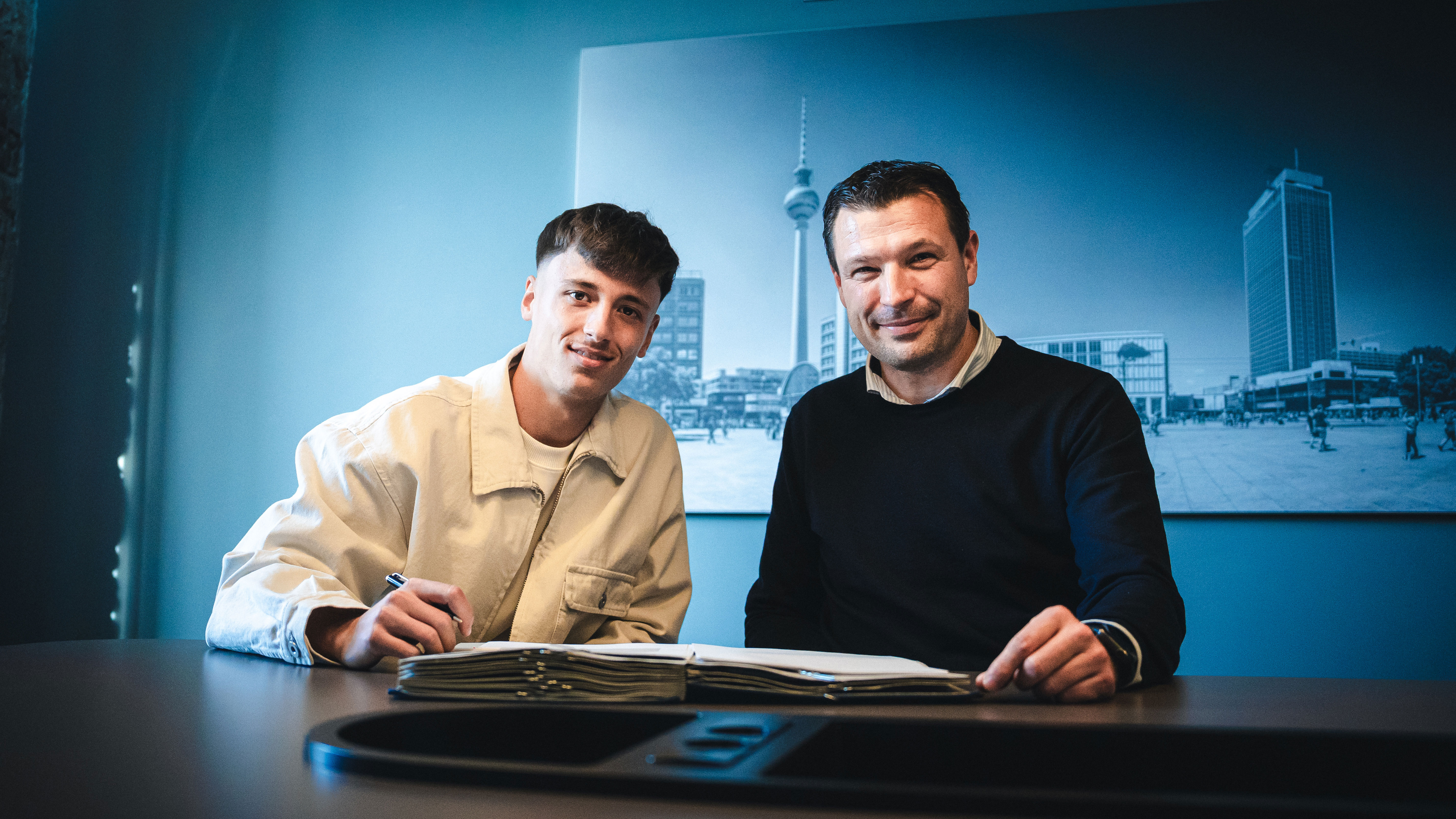 Dion Ajvazi und Benjamin Weber bei der Vertragsunterschrift.