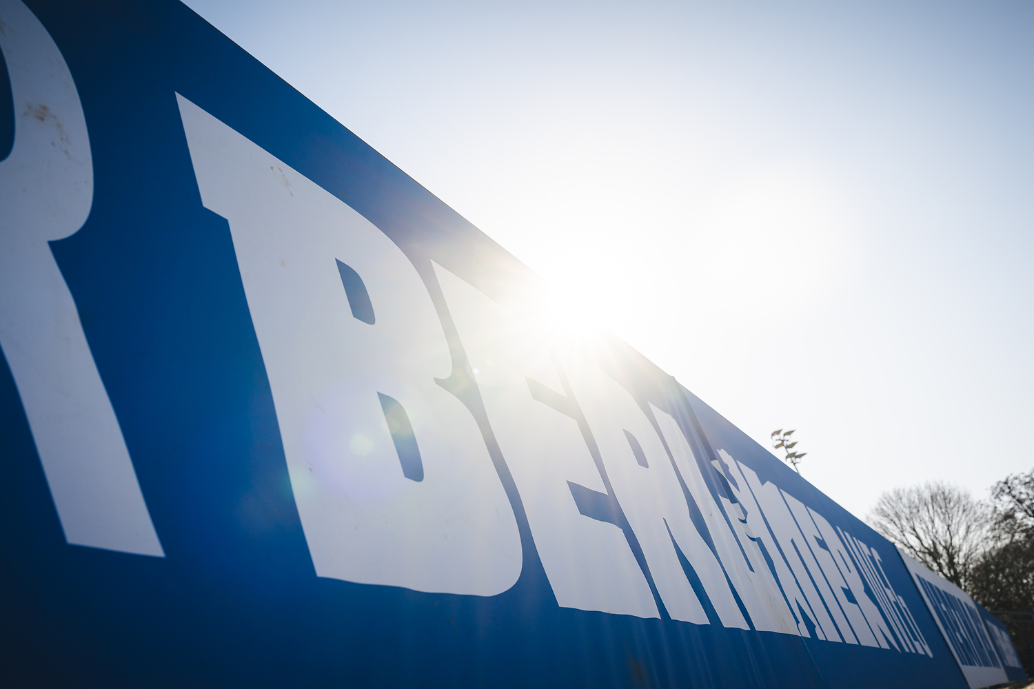 Der Berliner-Weg-Schriftzug im Stadion auf dem Wurfplatz/Amateurstadion.