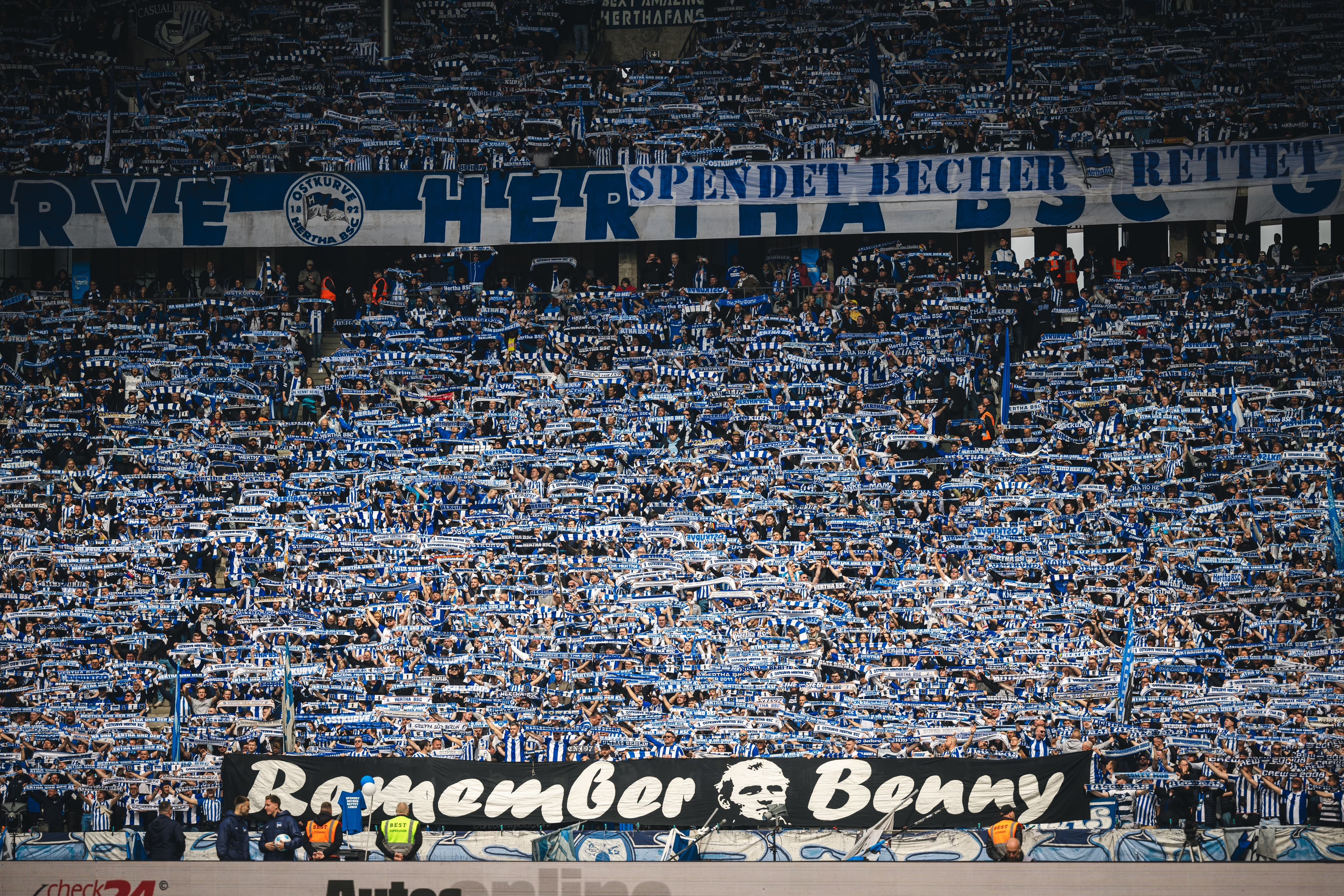 Ein Banner für den verstorbenen Benjamin Bienert in der Ostkurve.