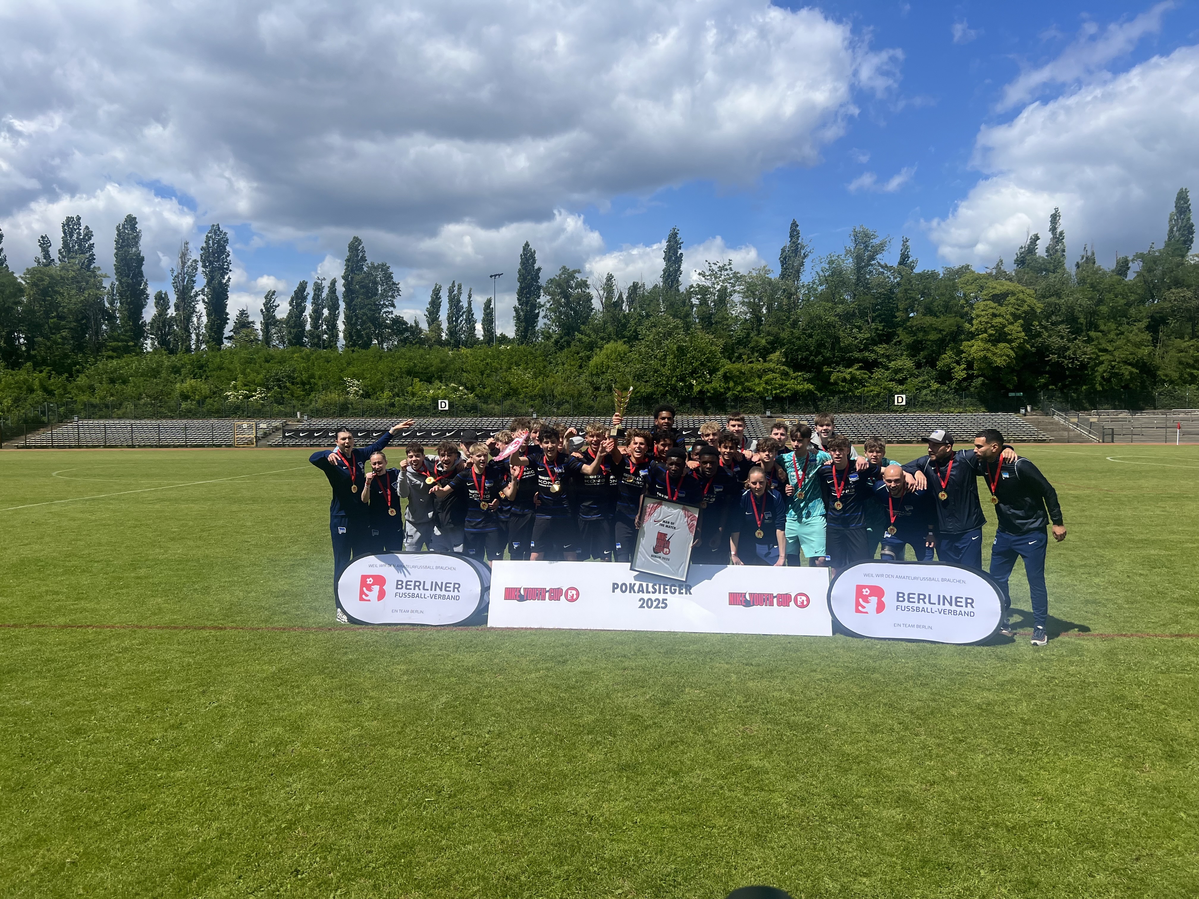 Die U15 feiert ihren Sieg im Finale des Nike Youth Cups.