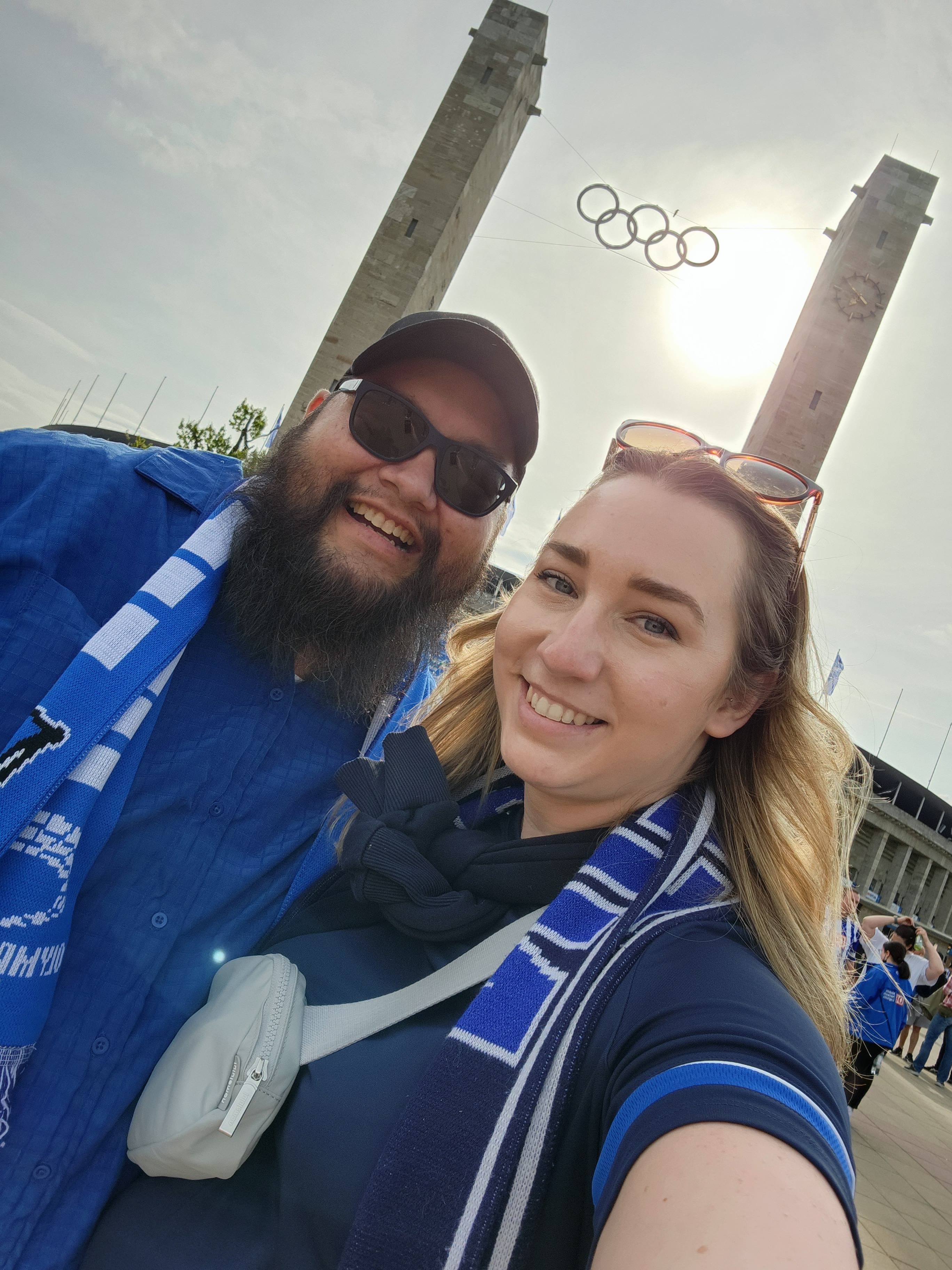 Joel und Renee Baxter vor dem Eingang des Olympiastadions.