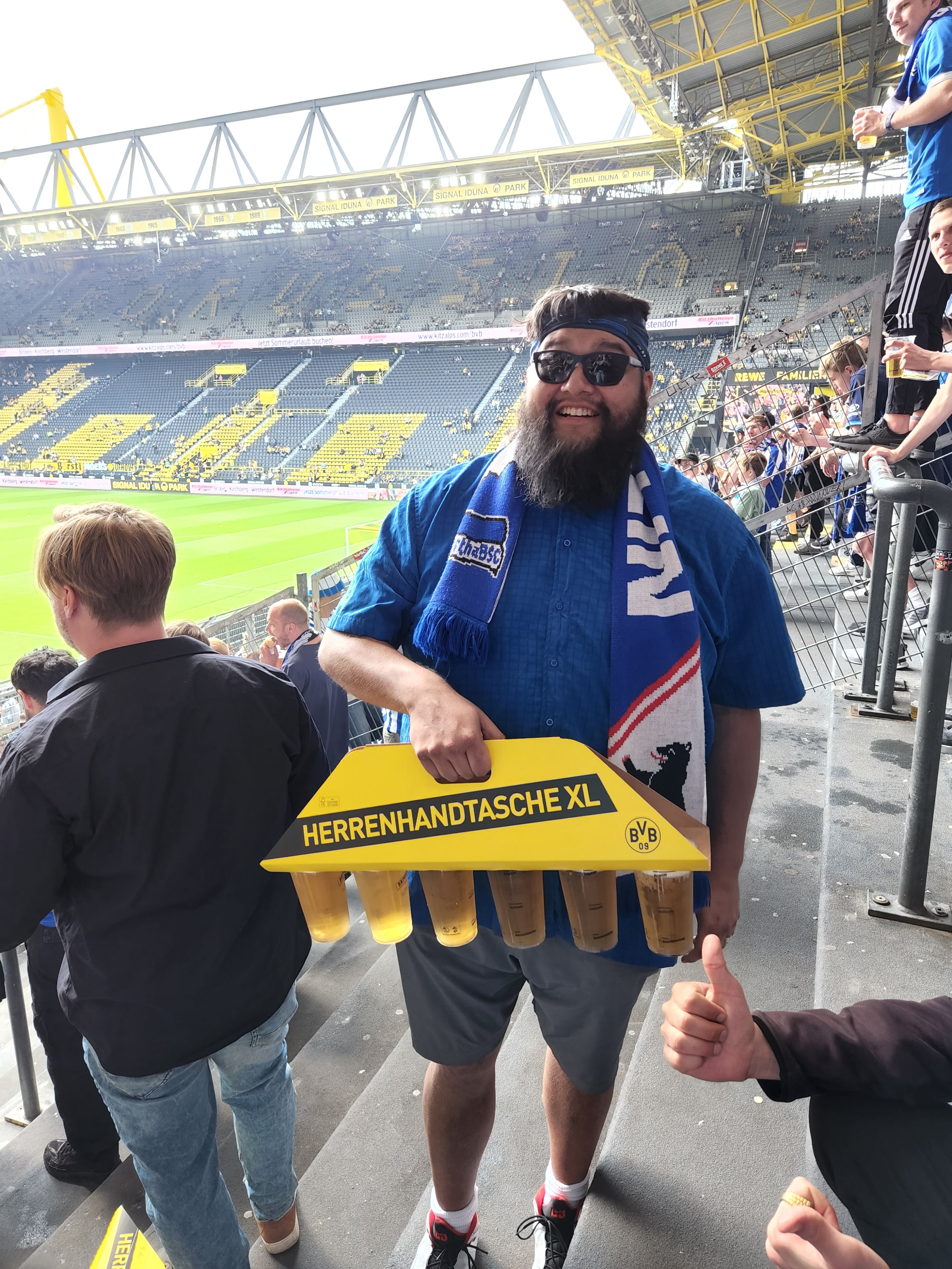Joel Baxter im Auswärtsblock beim Spiel gegen den BVB.