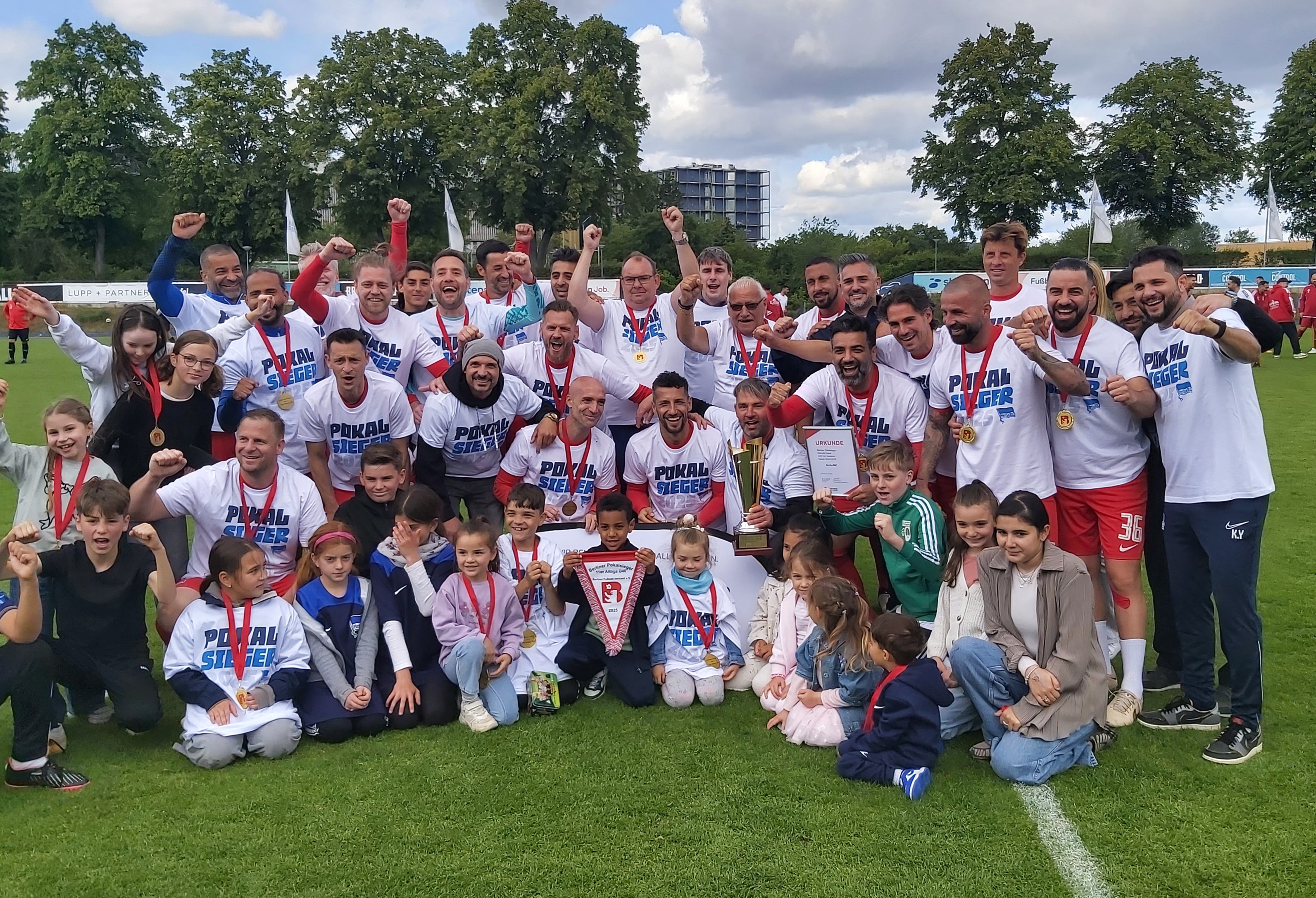 Die Ü40-Mannschaft beim Feiern nach dem Pokalsieg.