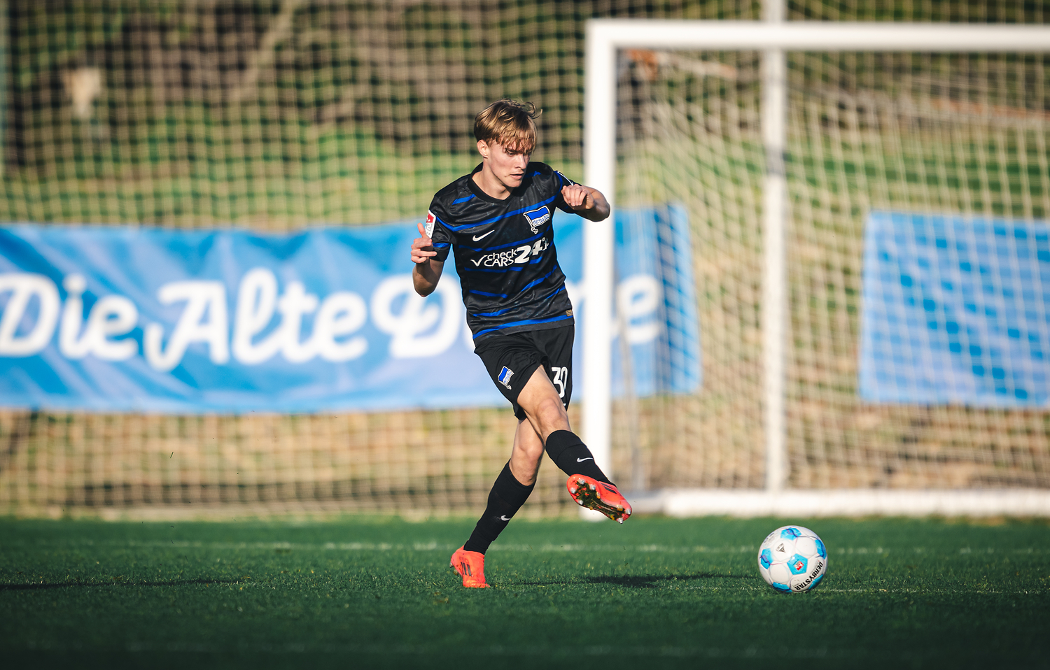 Lukas Michelbrink spielt einen Pass.