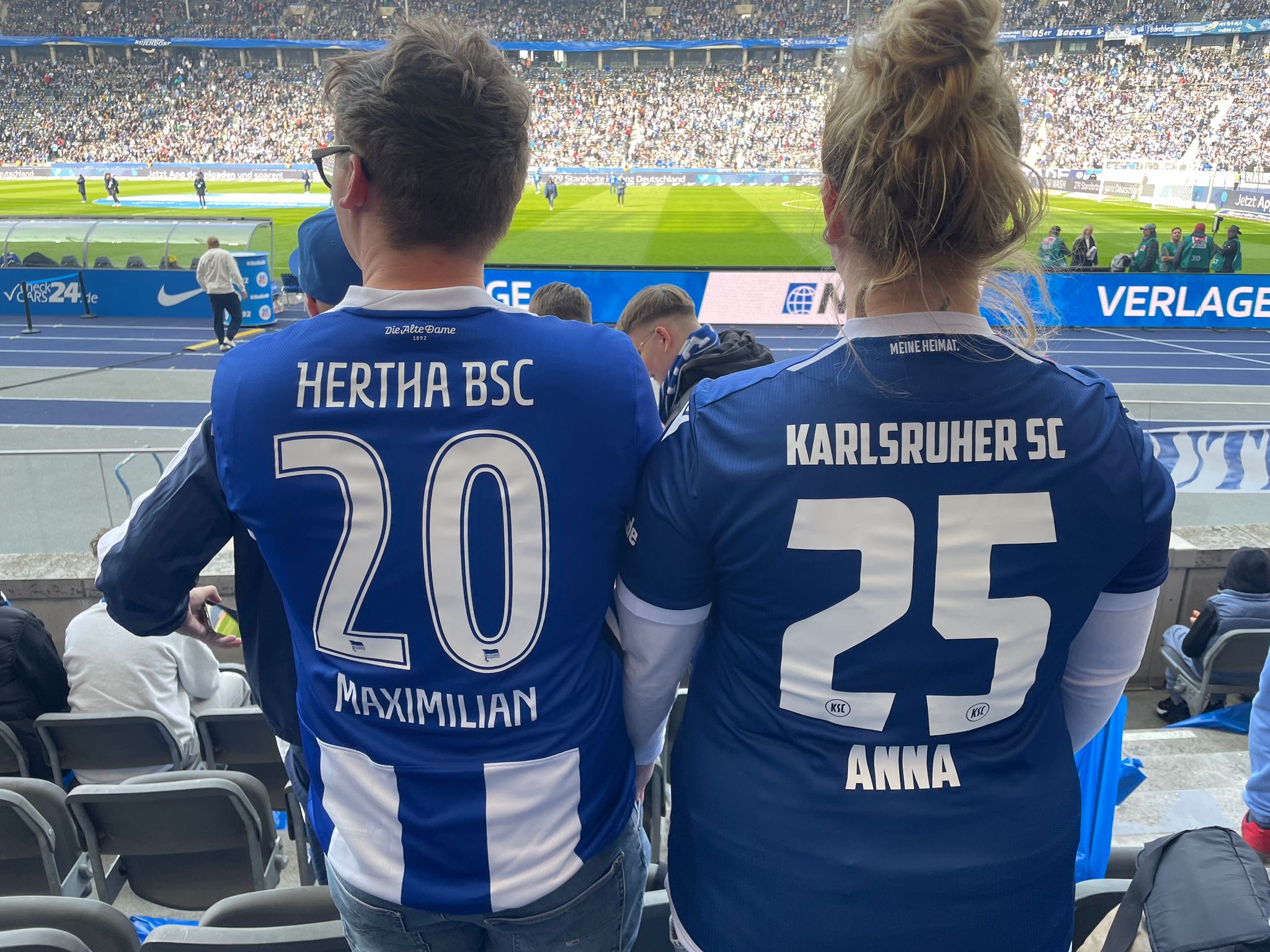 Foto von Maximilian und seiner Frau in Hertha- und Karlsruhe-Trikot im Olympiastadion.