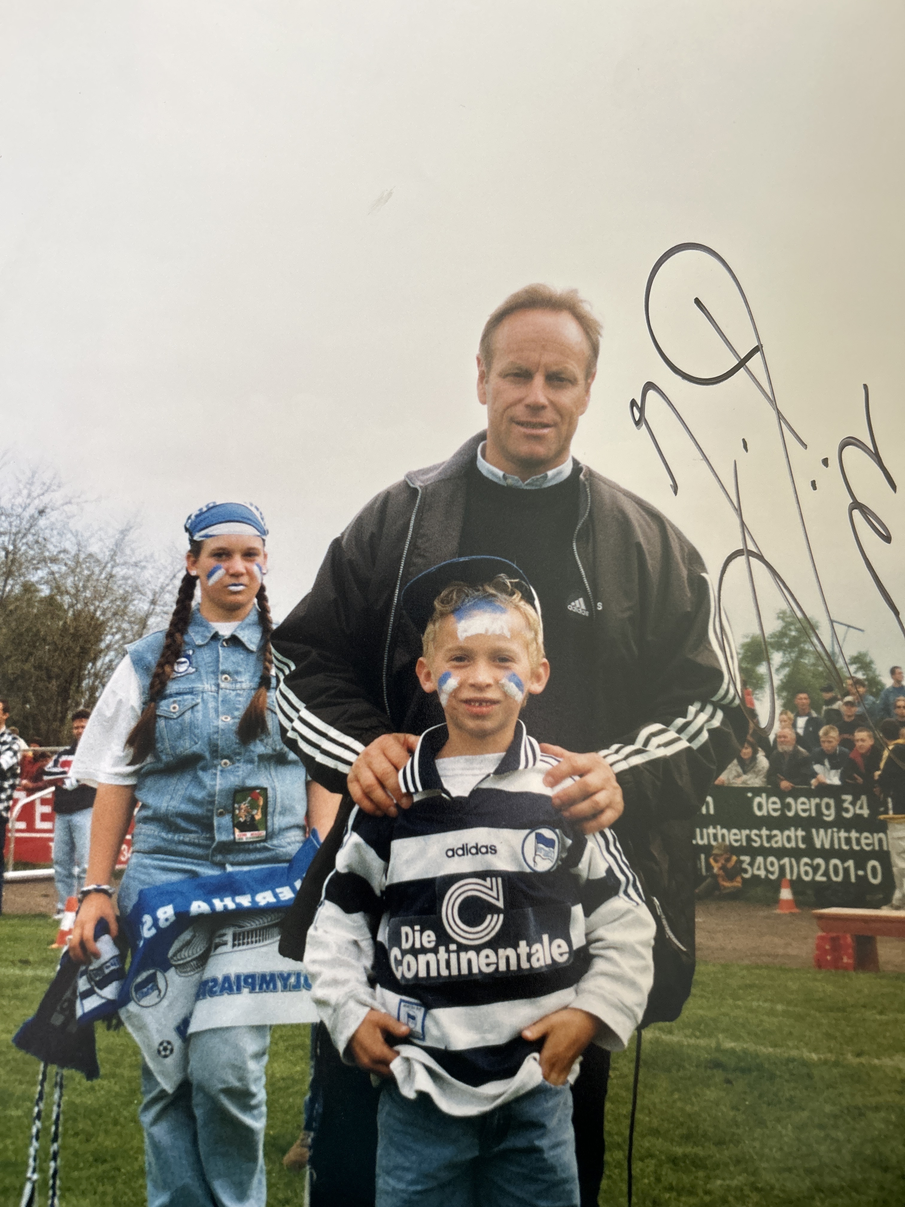Maximilian Hintzsch als junger Fan mit Jürgen Röber.