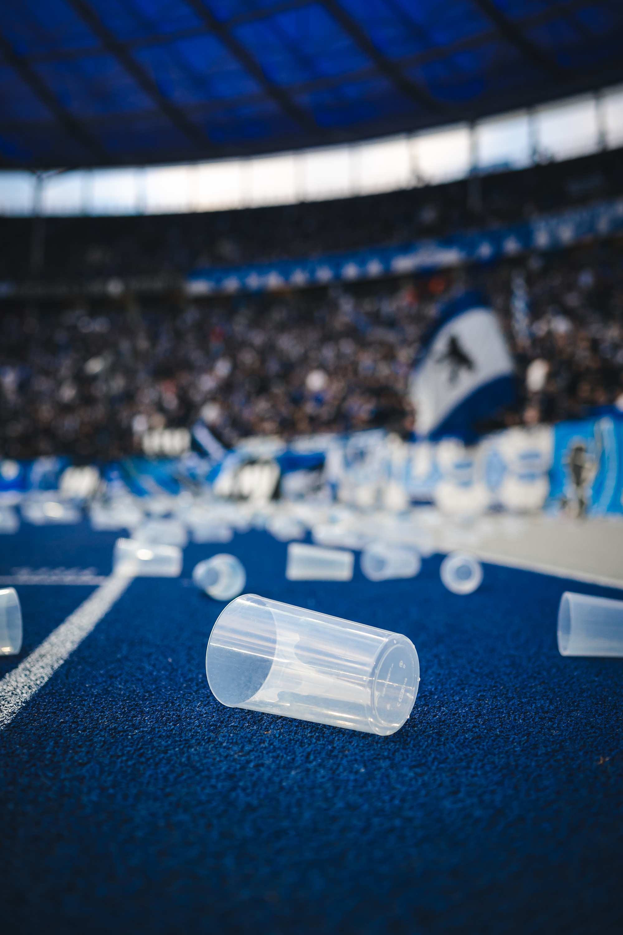 Becher auf der Tartanbahn des Olympiastadions.