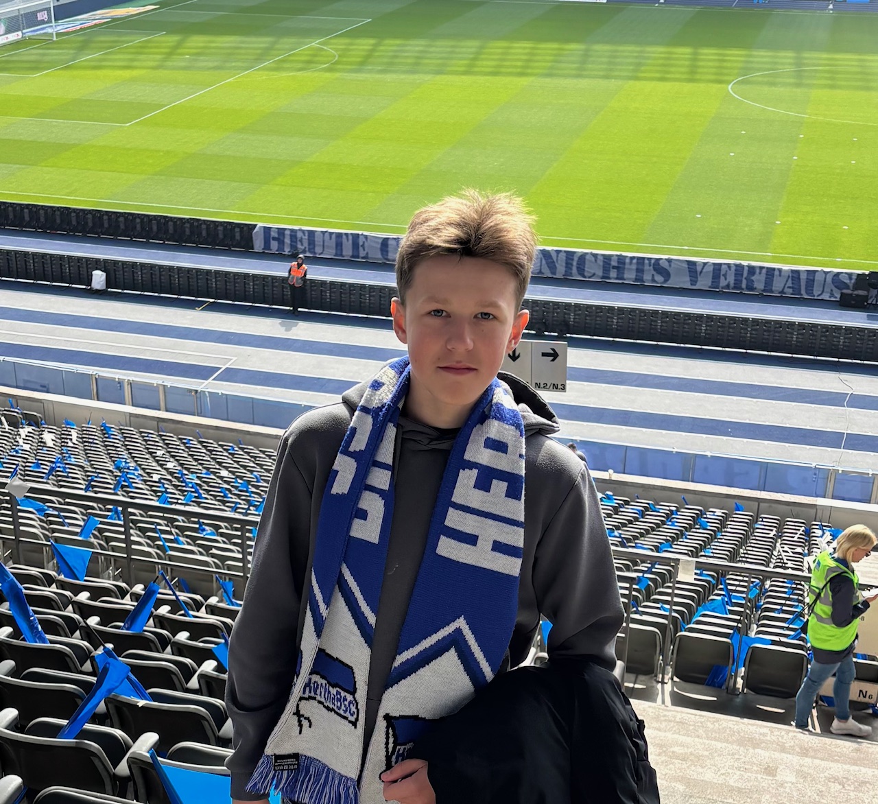 Adam Müllner mit Hertha-Schal im Stadion.