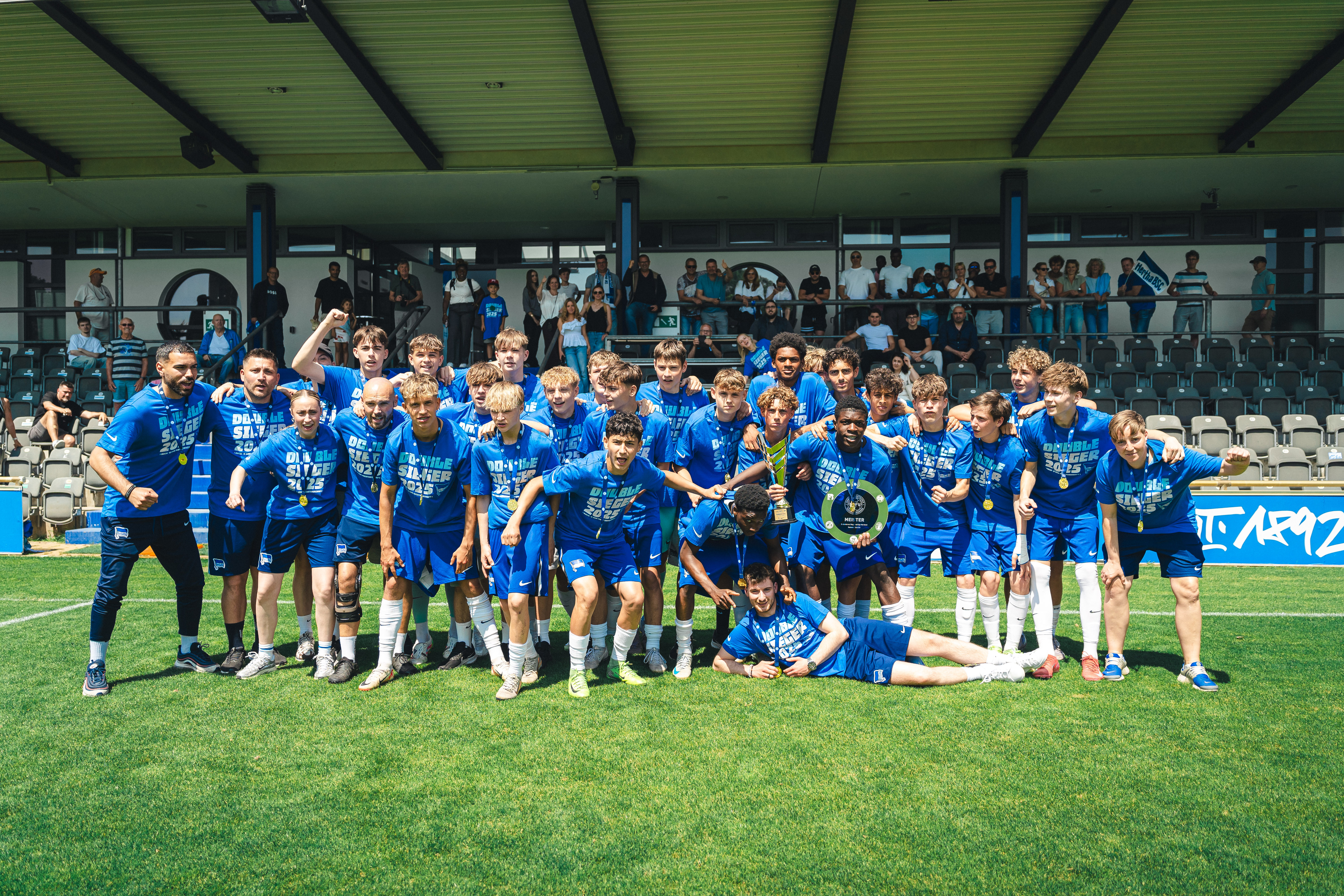 Das U15-Team feiert die Meisterschaft.