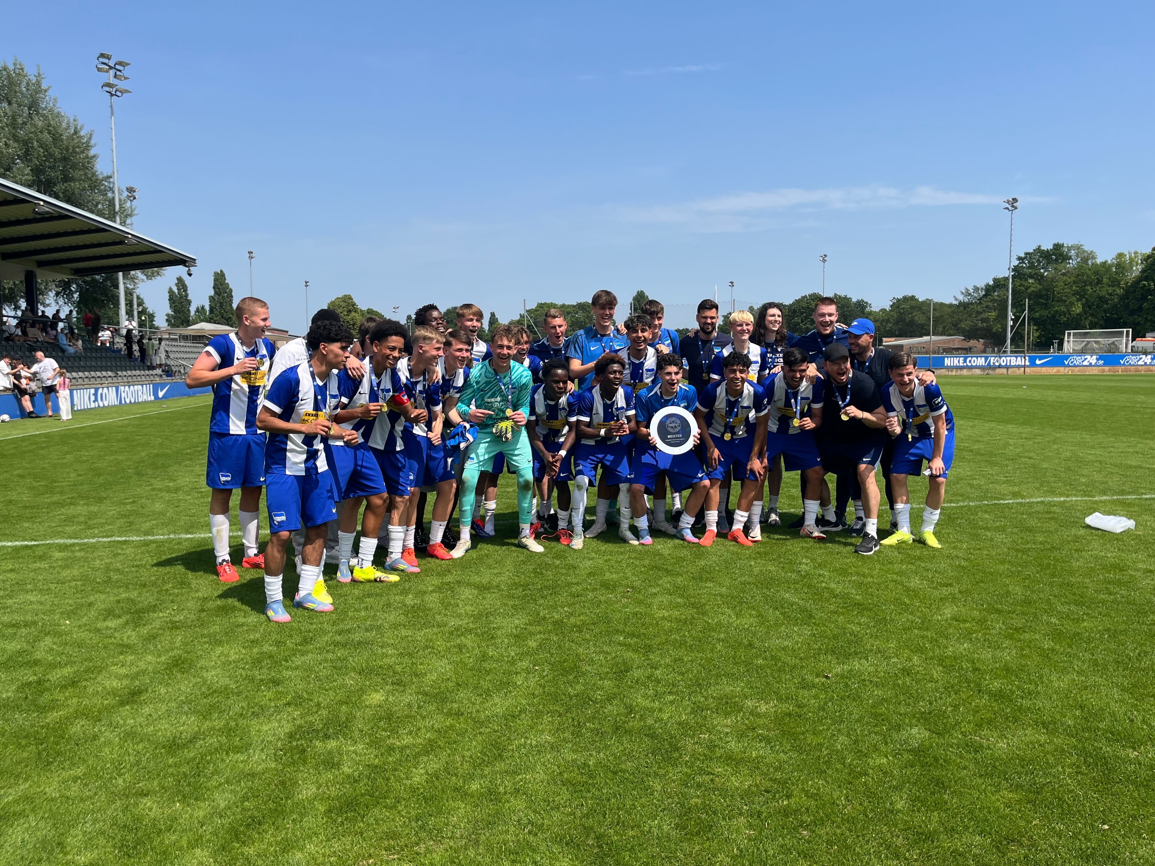 Die U16-Mannschaft feiert die Meisterschaft.
