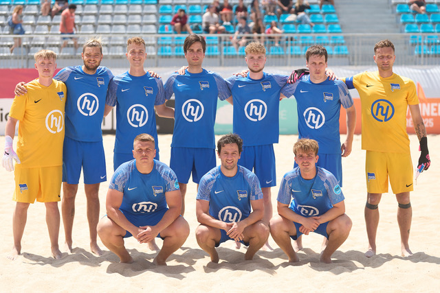 Blue and white beach soccer impresses in Portugal