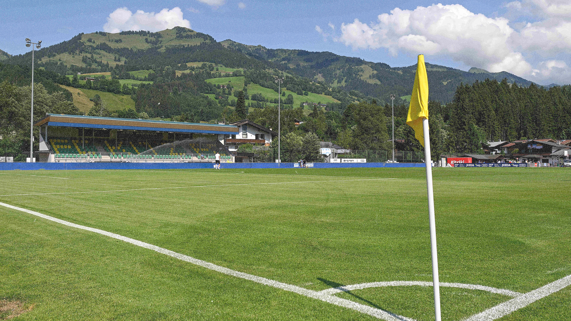 Blick ins Sportstadion Kitzbühel Langau