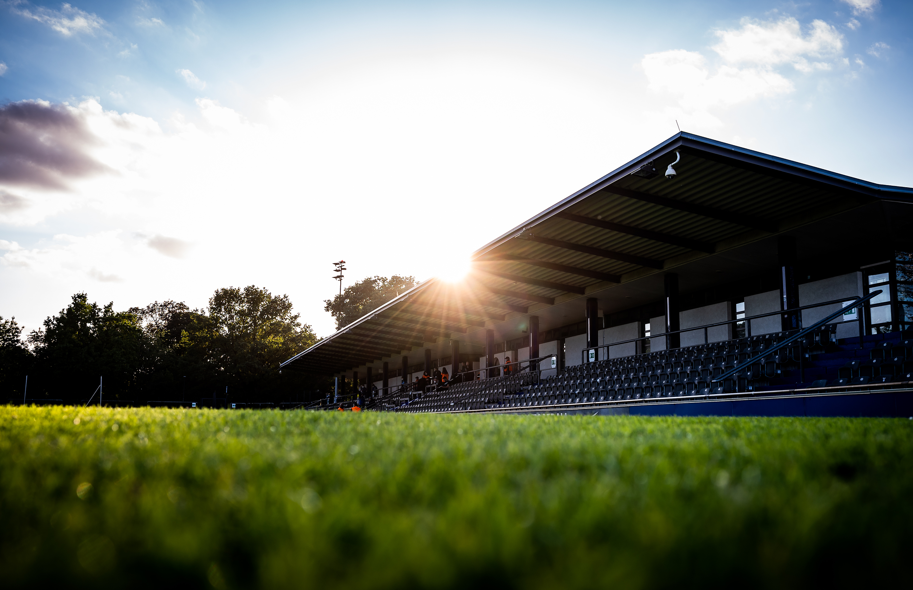 Sonnenuntergang hinter den Tribünen des Amateurstadions.