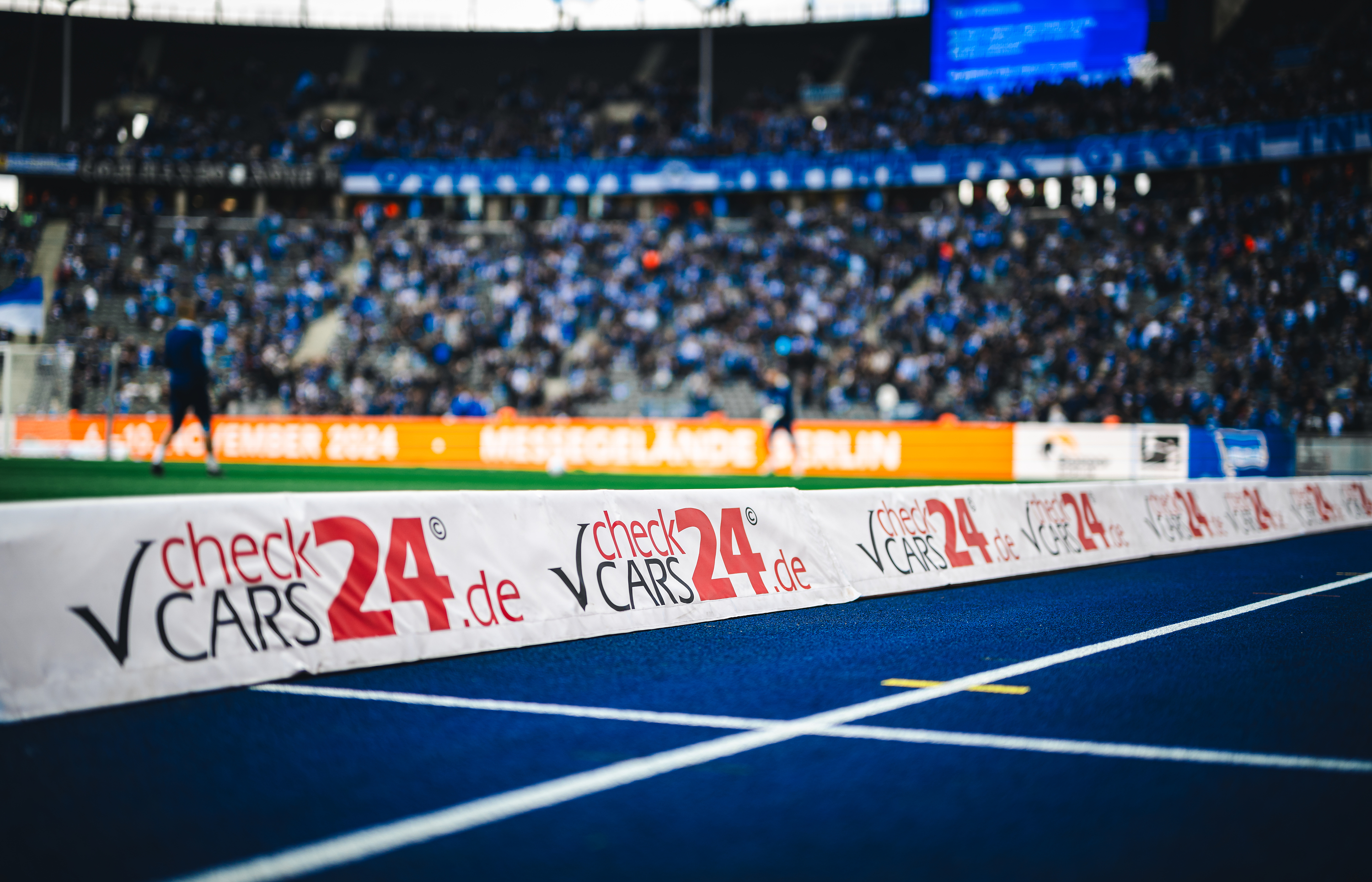 Eine Bande von Checkcars im Innenraum des Olympiastadions.