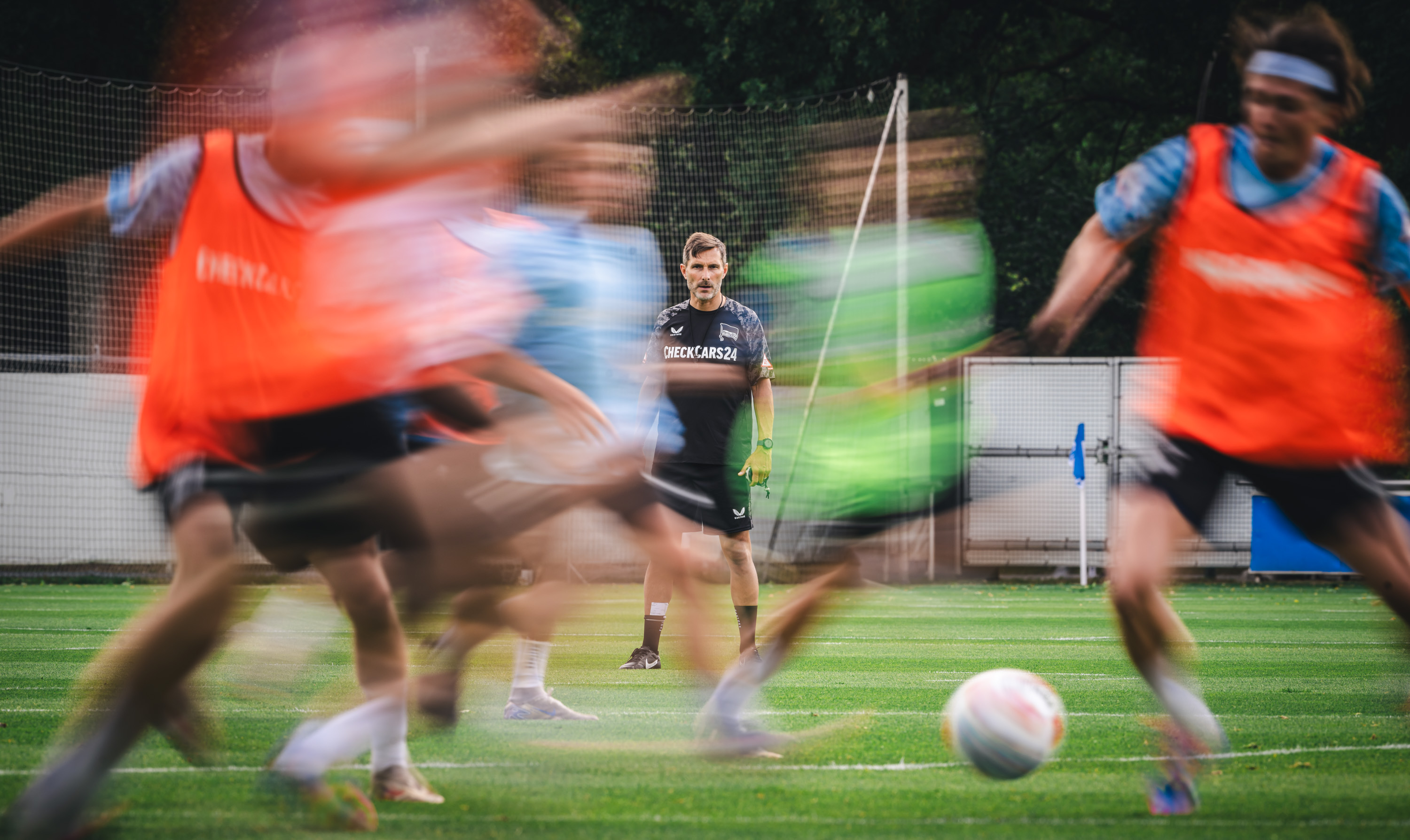 Stefan Leitl beobachtet seine Schützlinge beim Training.