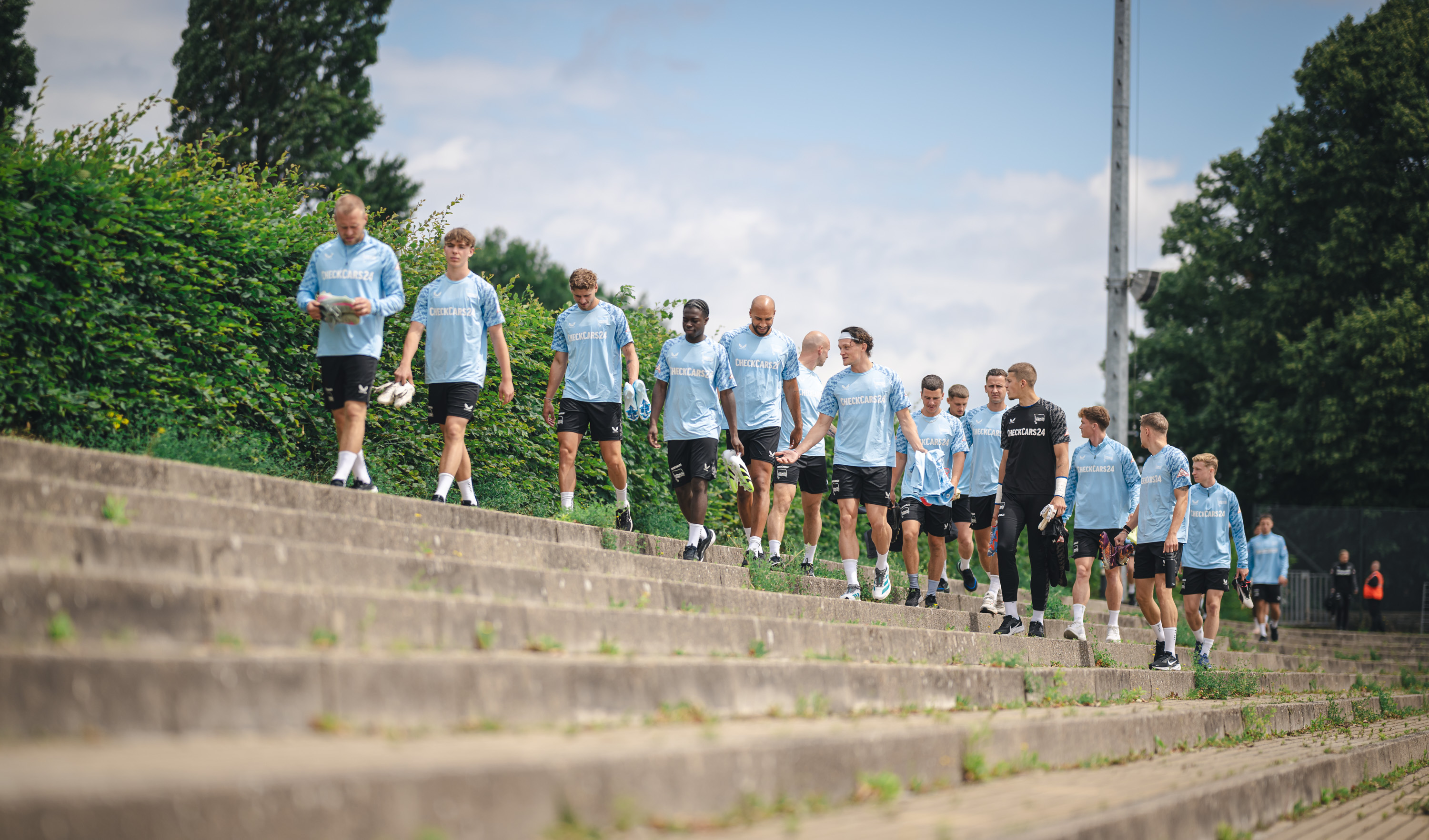 Unsere Herthaner auf dem Weg zum Trainingsplatz.