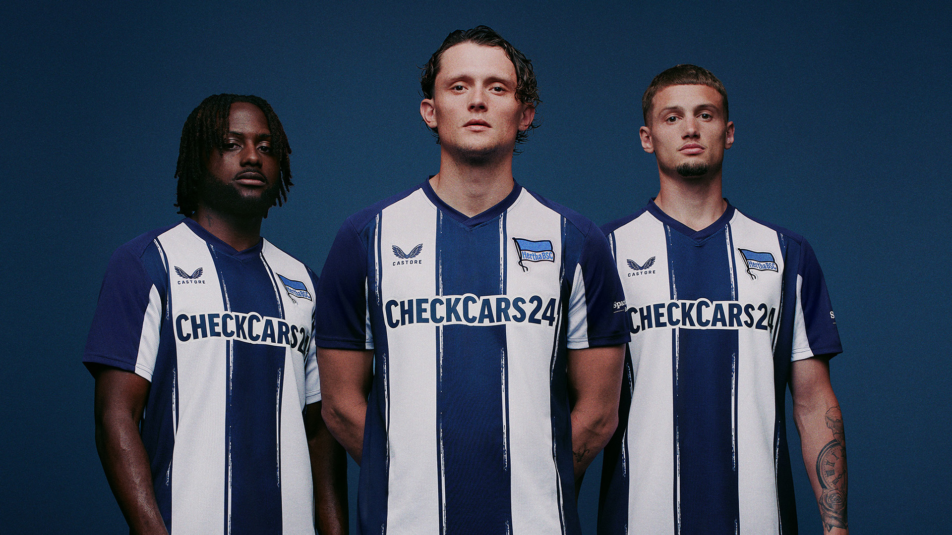 Unser Heimtrikot 2025/26, getragen von Deyo Zeefuik, Fabian Reese und Michaël Cuisance.