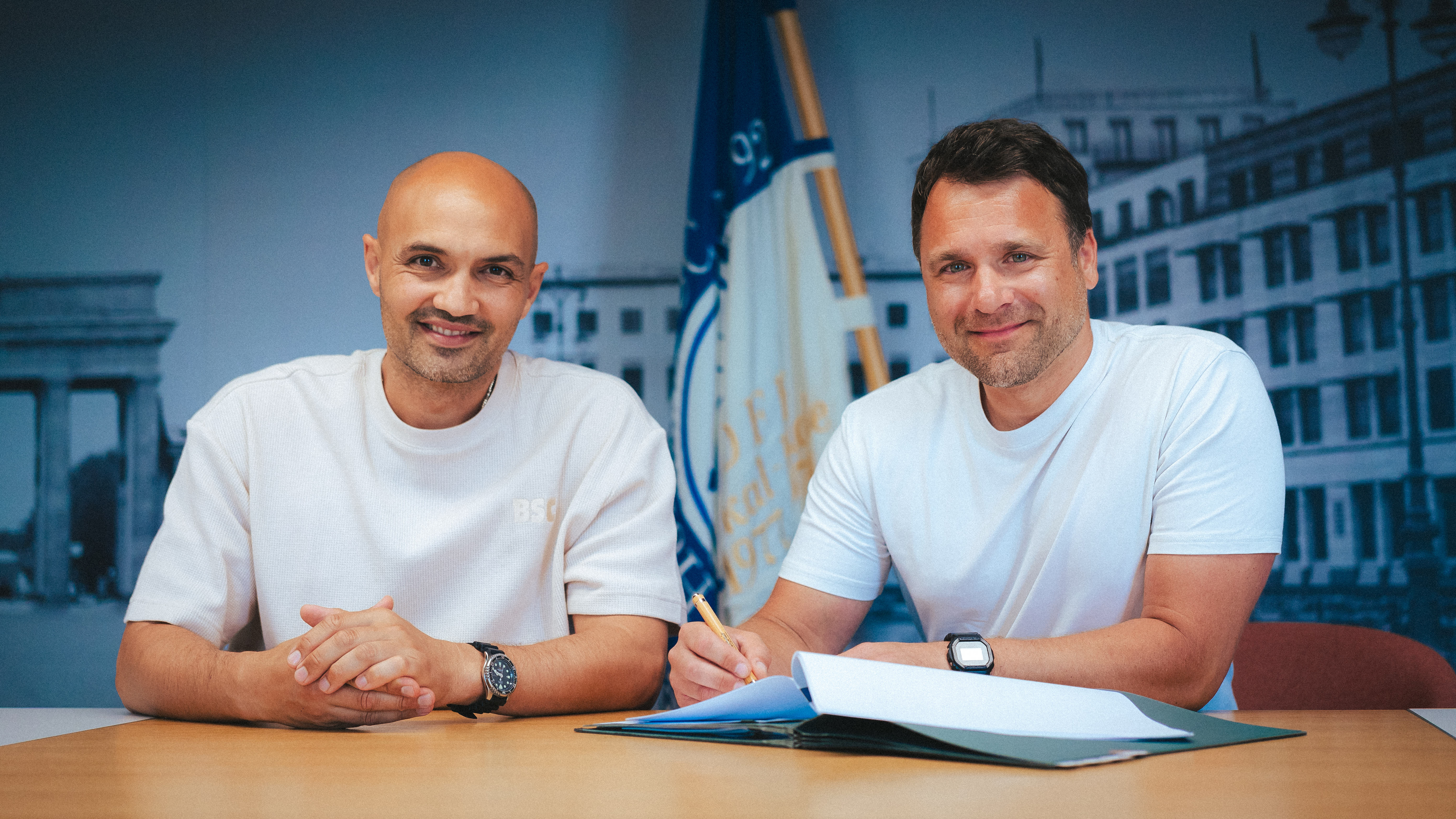 Sofian Chahed und Tobias Kurbjuweit bei der Unterschrift.