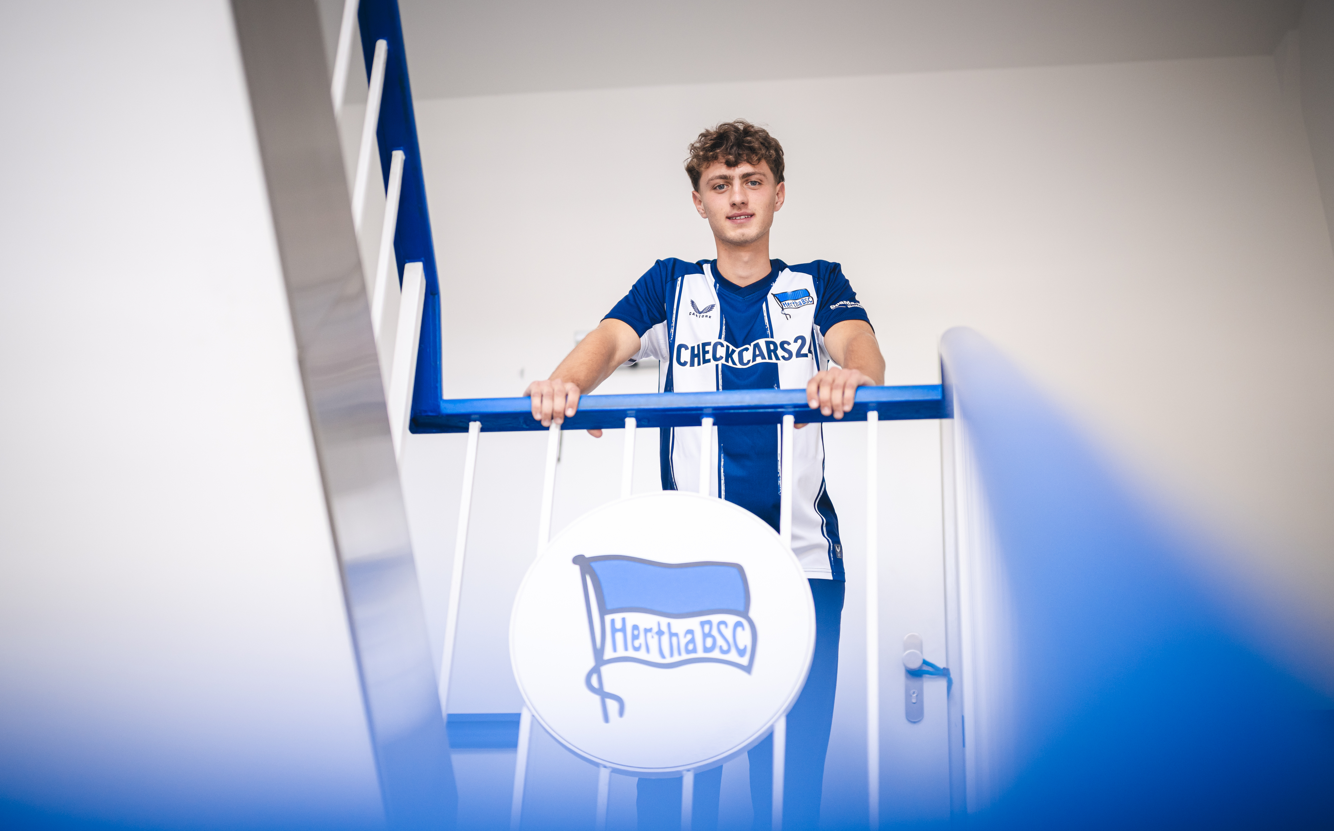 Maurice Krattenmacher steht auf einer Treppe.
