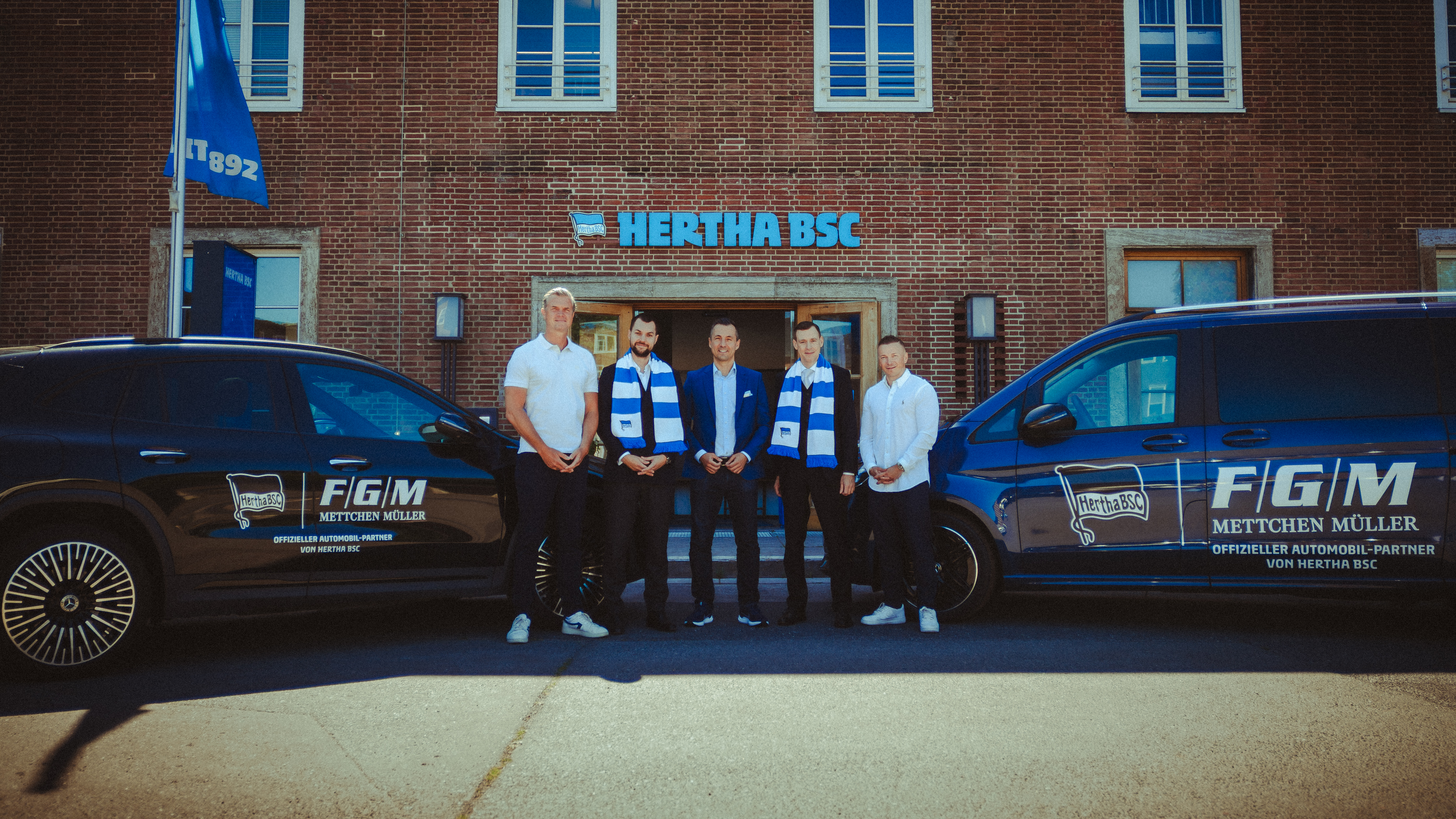 Thorben Jeß, Ralf Huschen und Colin Jahn posieren mit Vertretern von F/G/M Mettchen Müller vor der Geschäftsstelle.