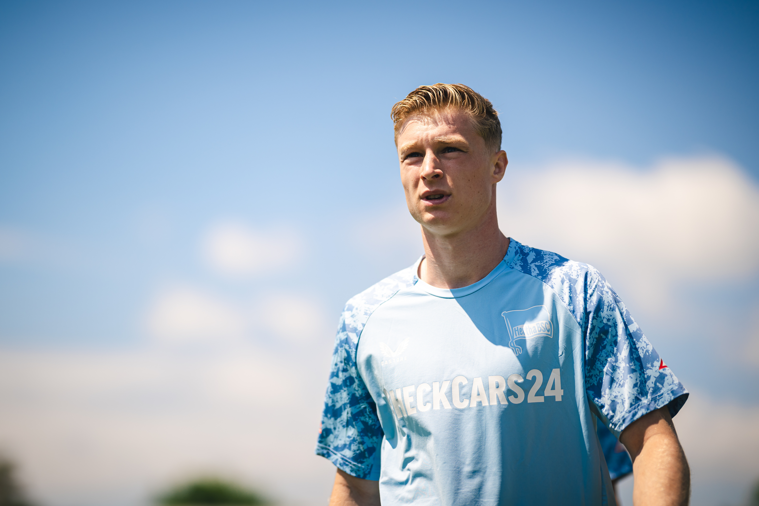 Julian Eitschberger geht auf den Trainingsplatz.