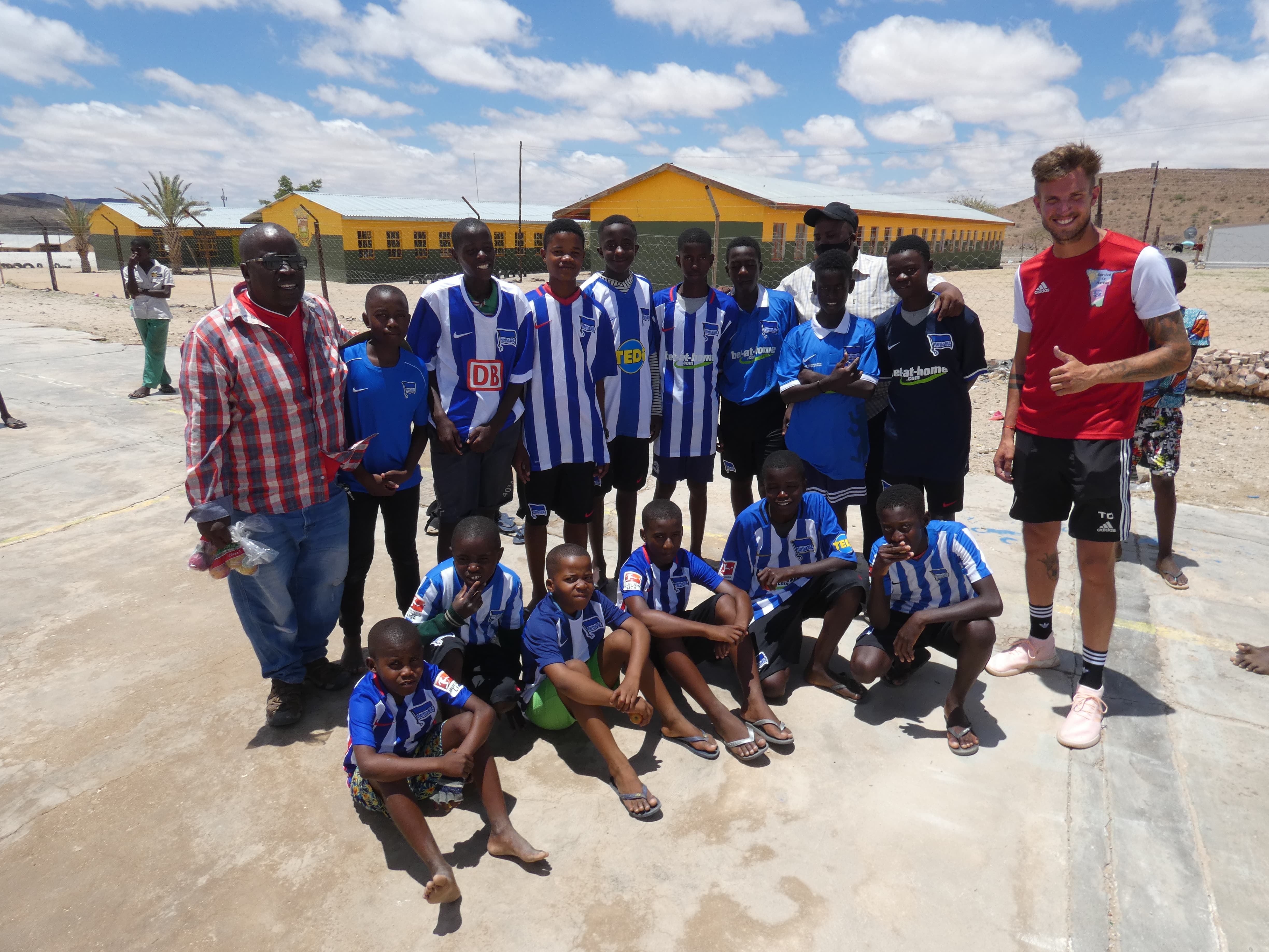 Ein Fußballteam von Kindern mit Hertha-Trikots