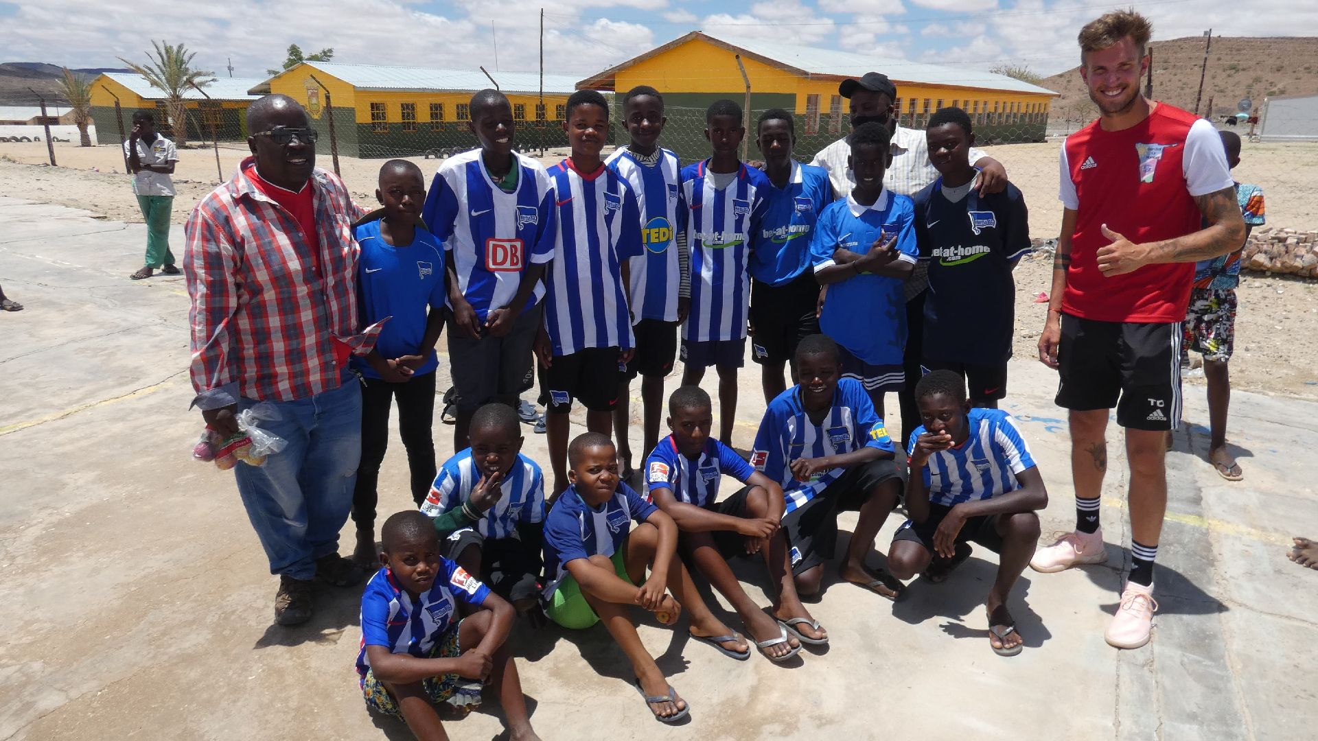 Ein Fußballteam von Kindern mit Hertha-Trikots