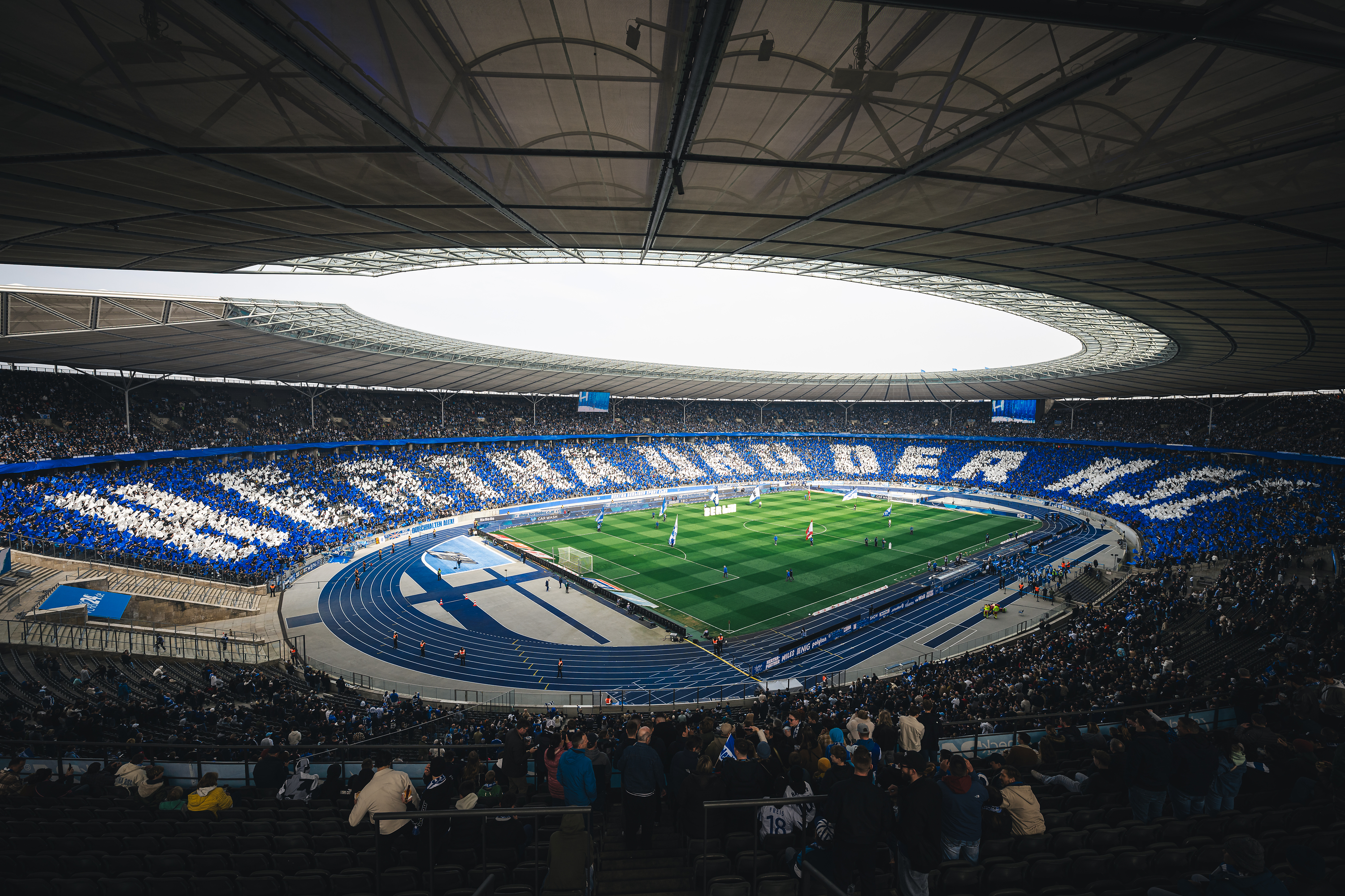 Choreographie der Fans von Hertha und Karlsruhe.