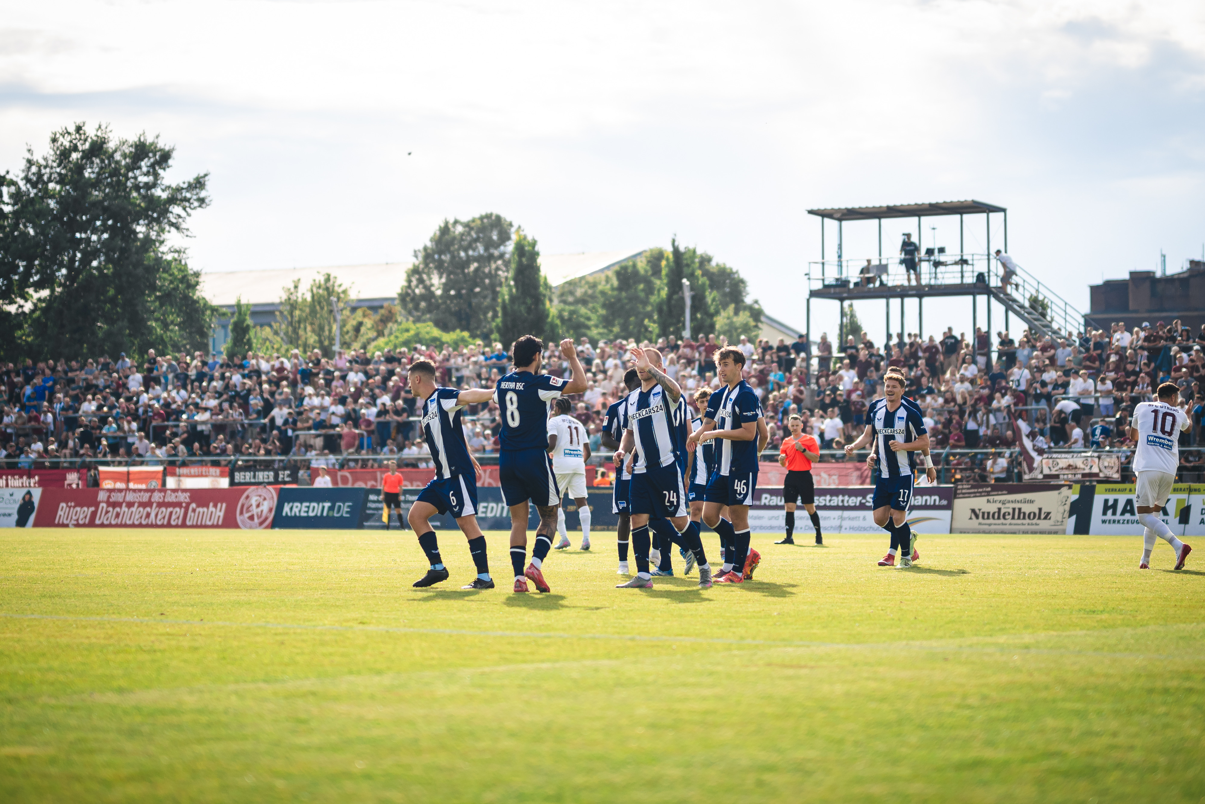 Unsere Herthaner bejubeln einen Treffer beim BFC.