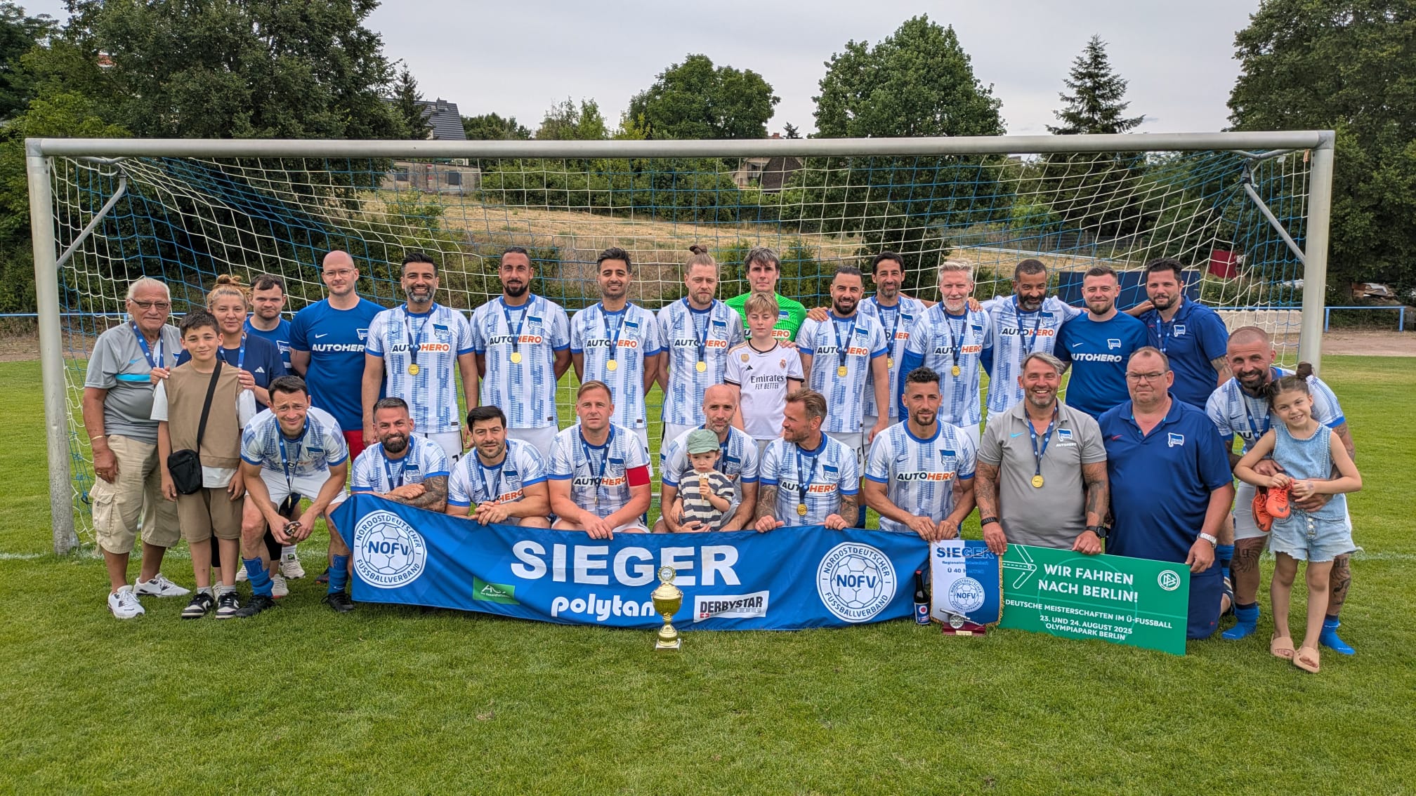 Die Ü40-Mannschaft feiert die Regionalmeisterschaft.
