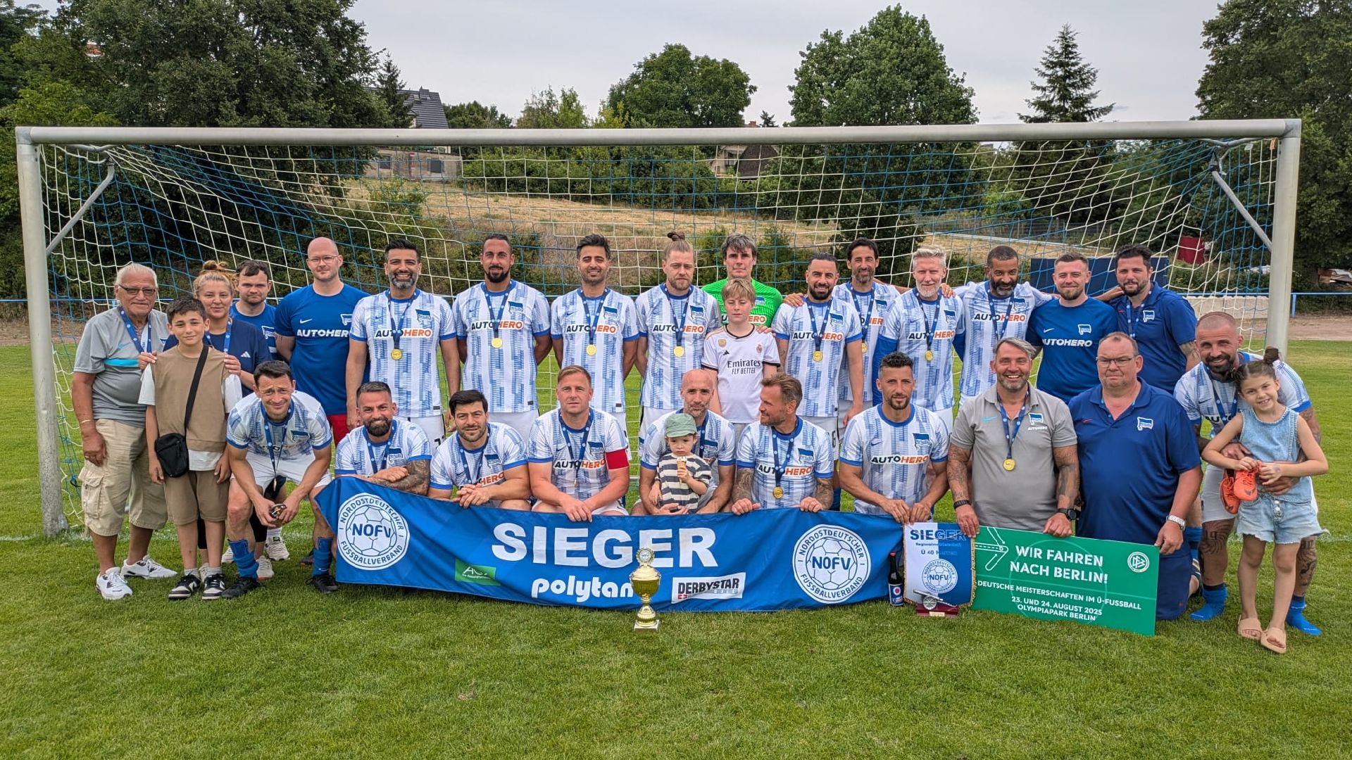 Die Ü40-Mannschaft feiert die Regionalmeisterschaft.