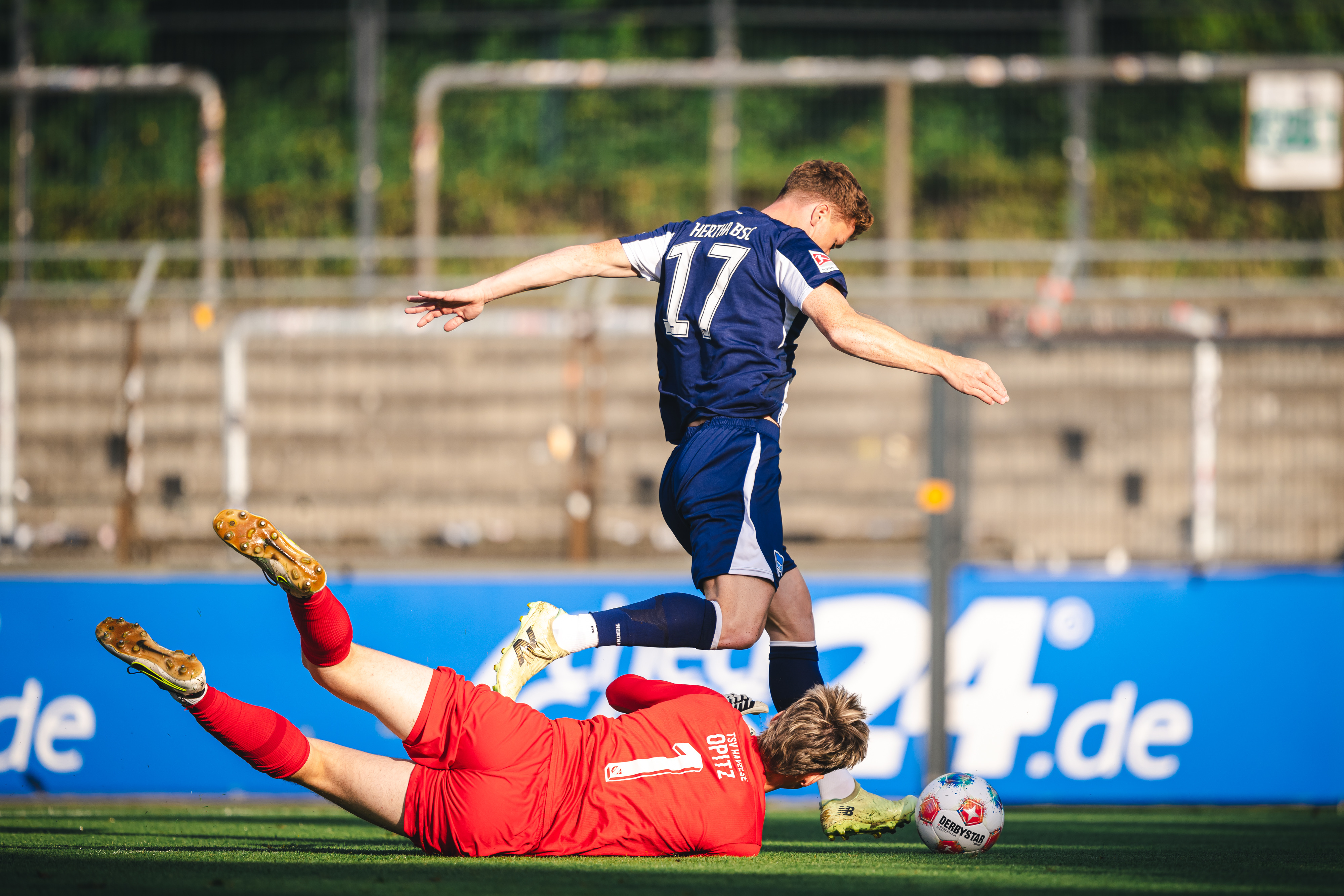 Sebastian Grønning umkurvt den Torwart.