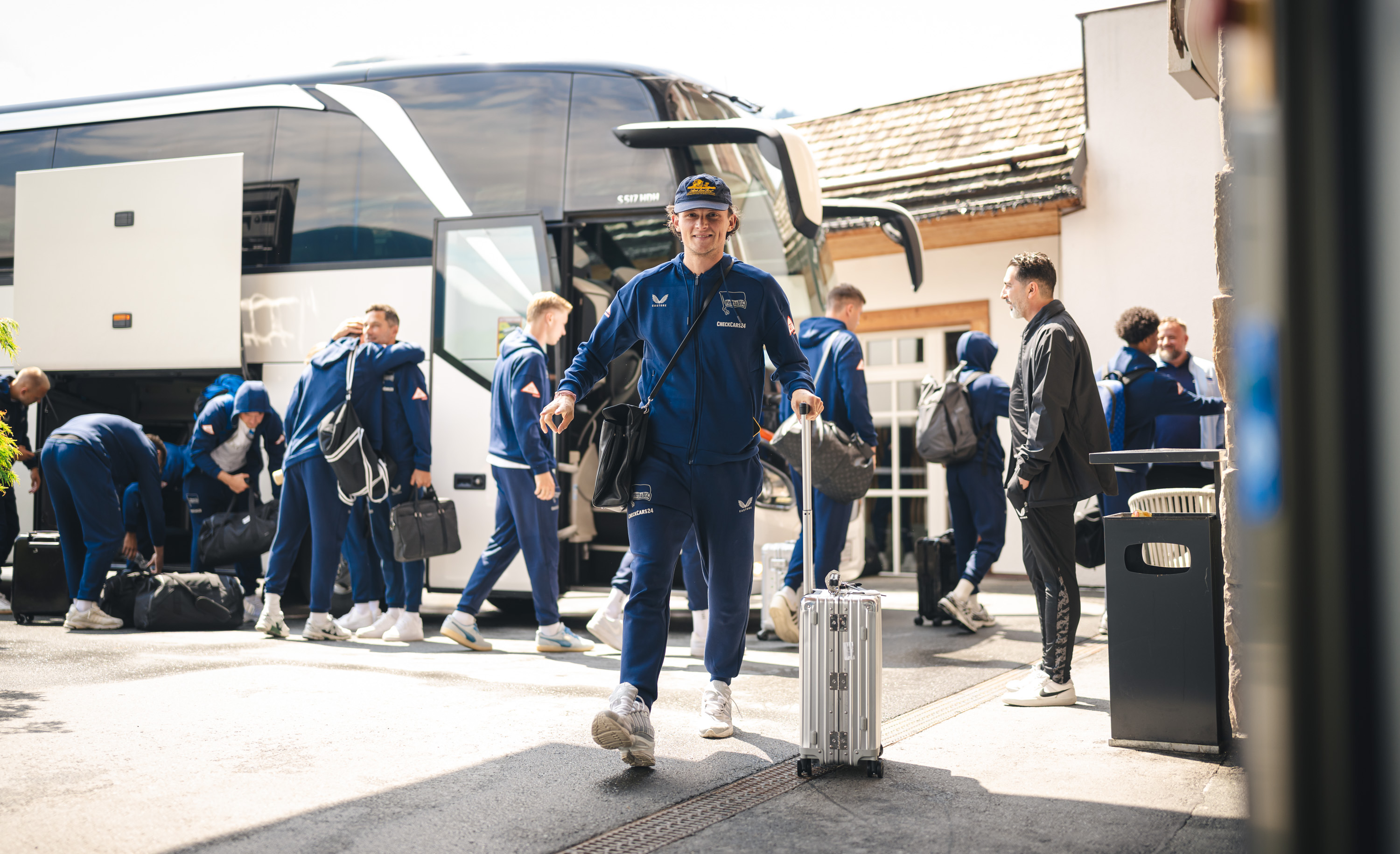 Fabian Reese lächelt nach Ankunft in Kitzbühel in die Kamera.