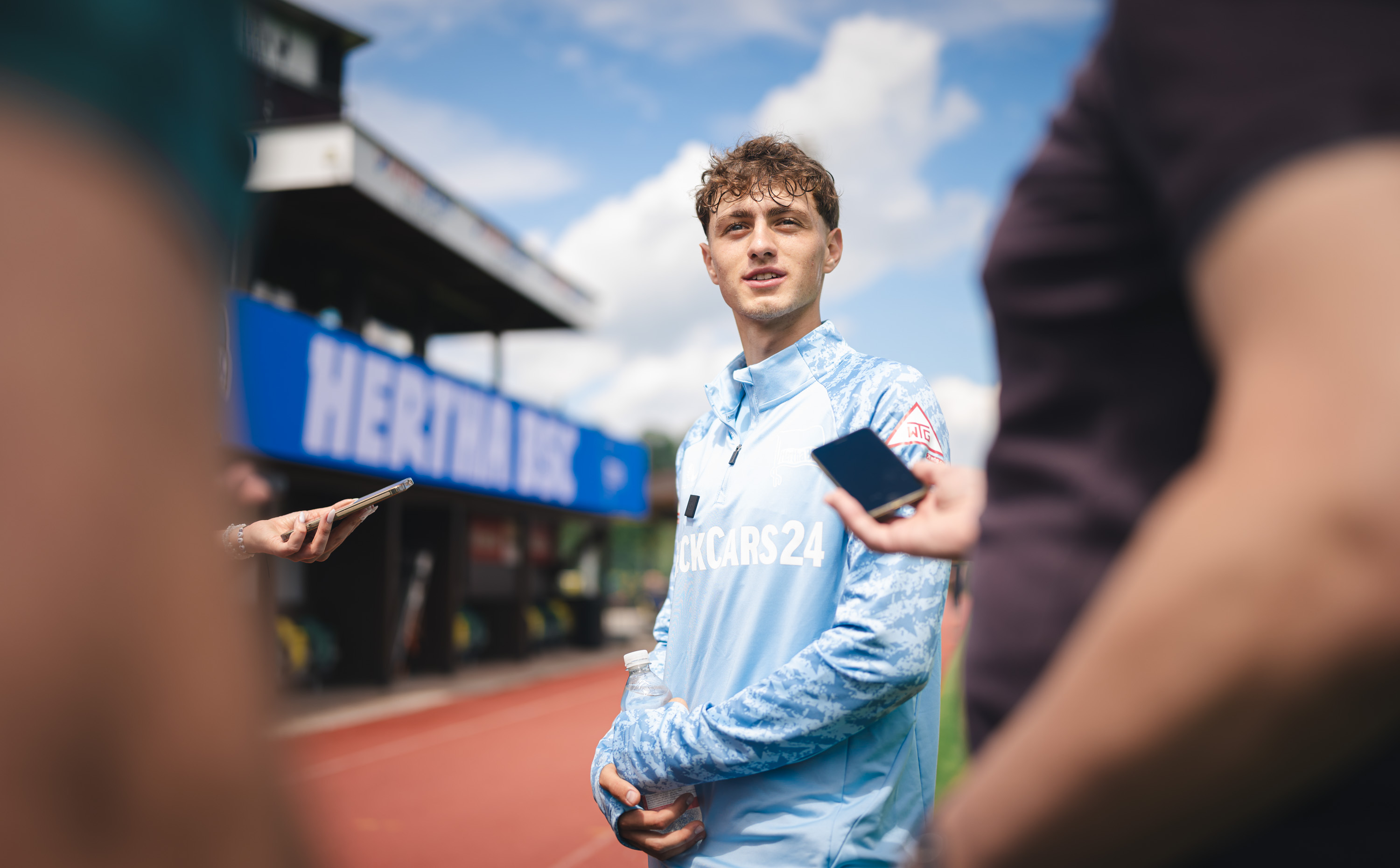 Maurice Krattenmacher in einer Medienrunde in Kitzbühel.