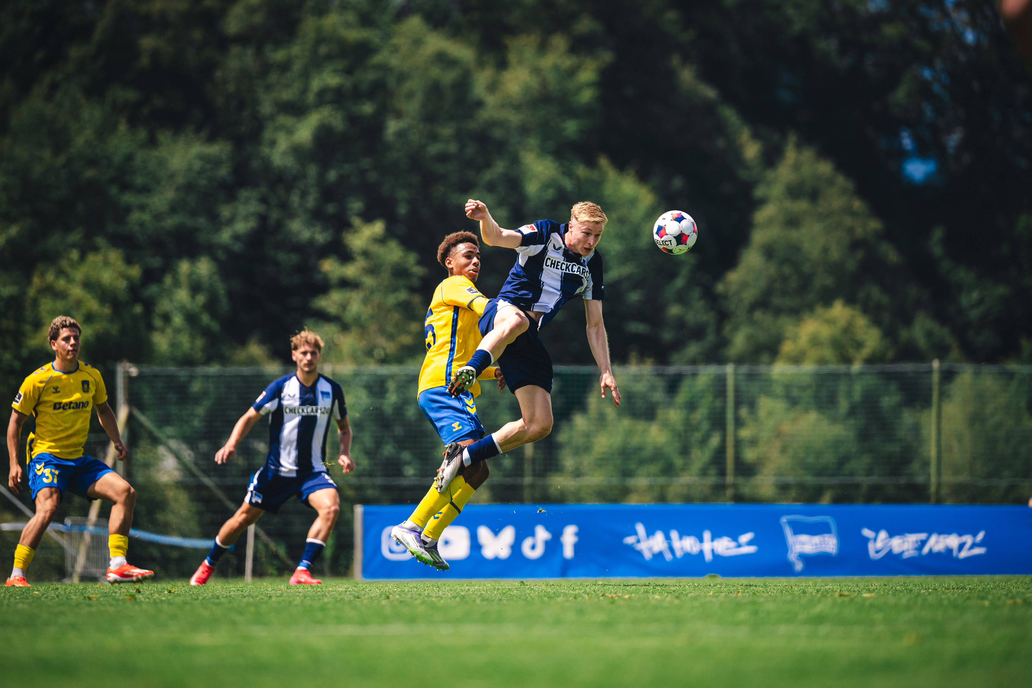 Julian Eitschberger im Duell mit einigen Dänen.