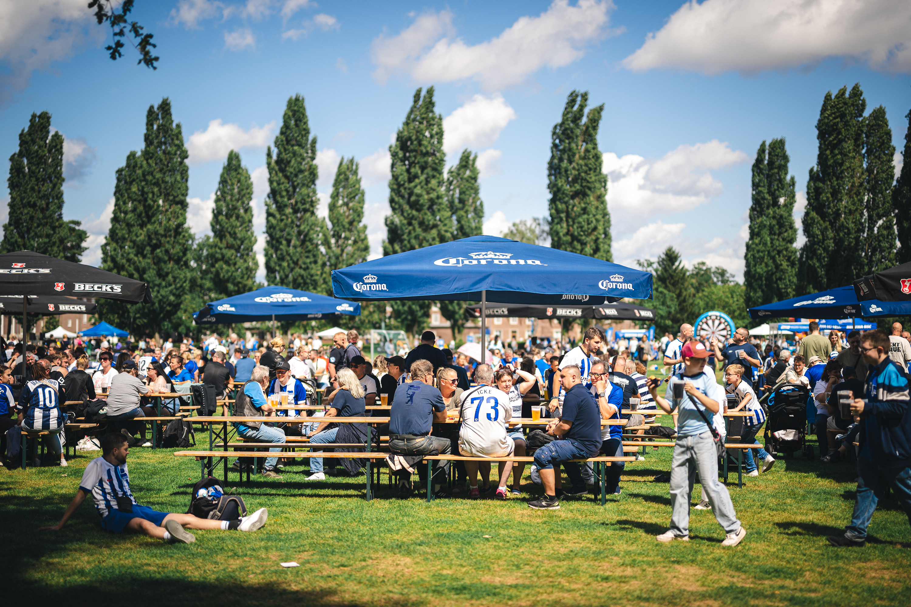 Herthanerinnen und Herthaner im Olympiapark.