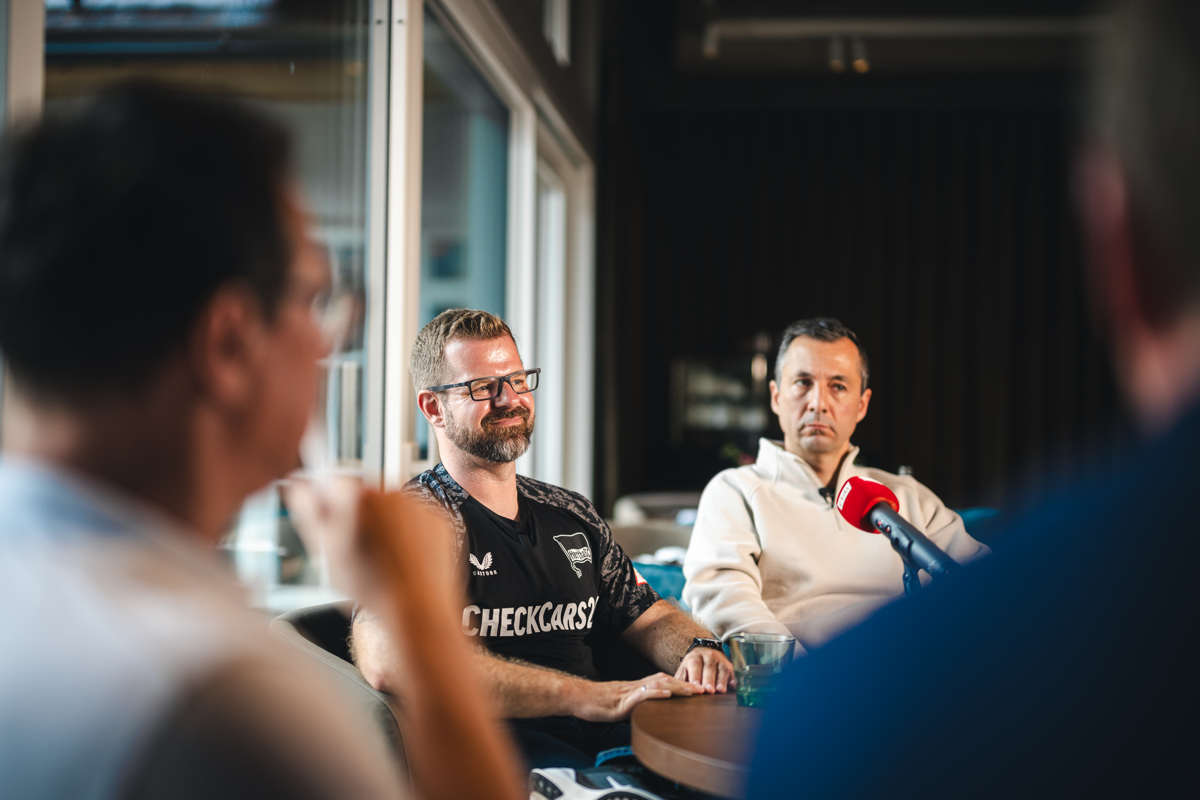 Fabian Drescher und Ralf Huschen in einer Medienrunde.