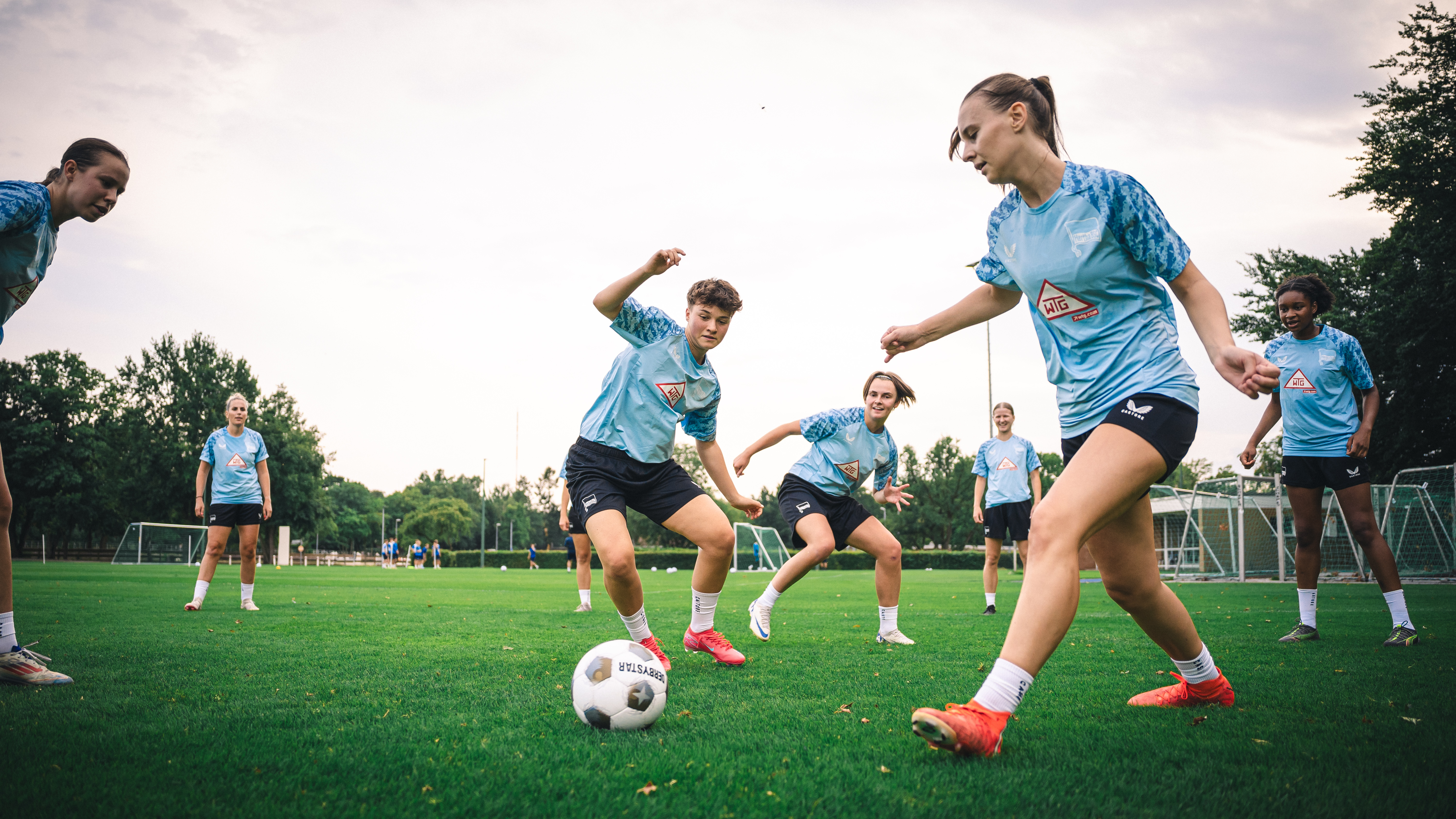 Die Spielerinnen unserer 1. Frauen beim Training.