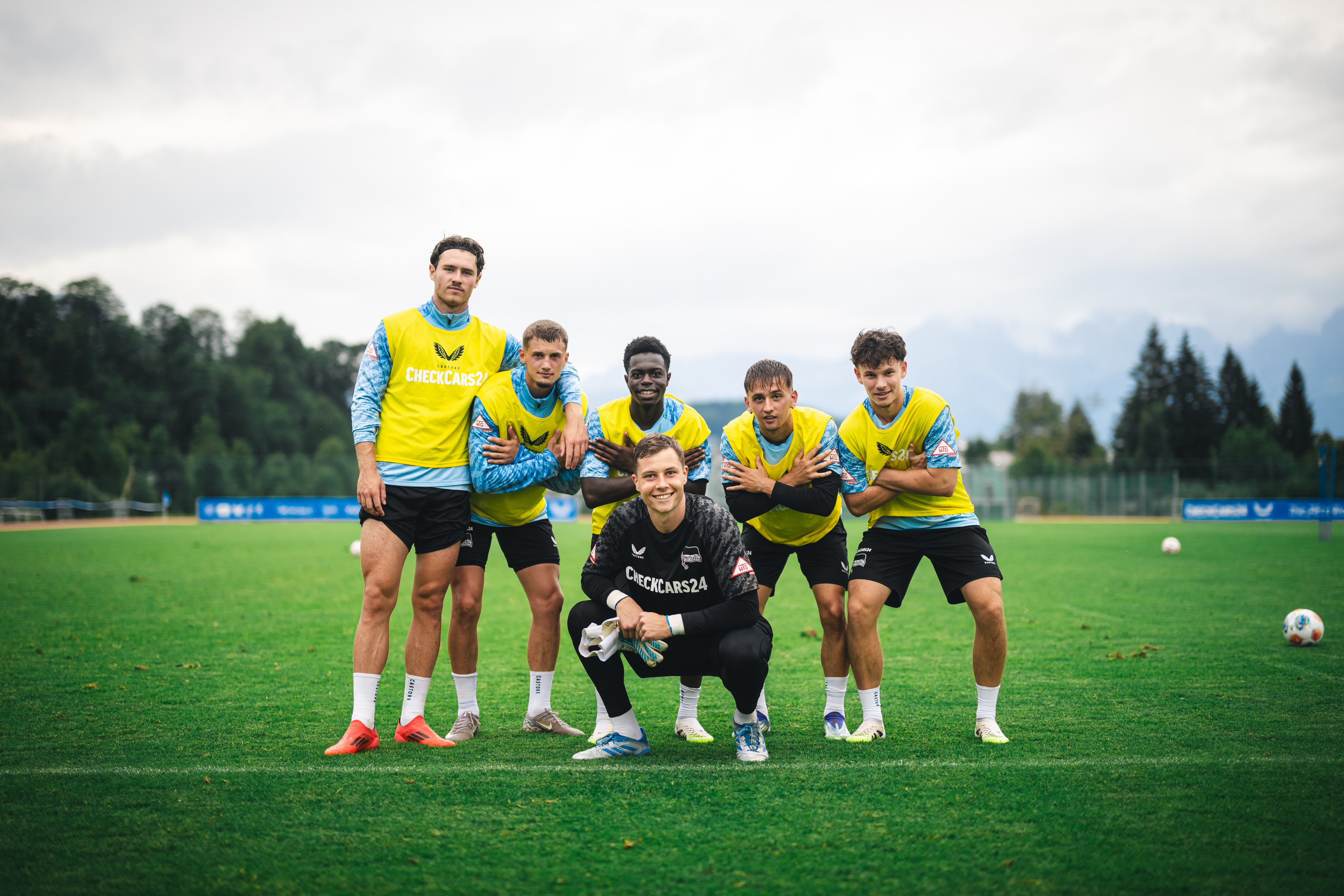 Linus Gechter, Michaël Cuisance, Boris Mamuzah Lum, Michał Karbownik, Julius Gottschalk und Tjark Ernst posieren als Siegerteam.