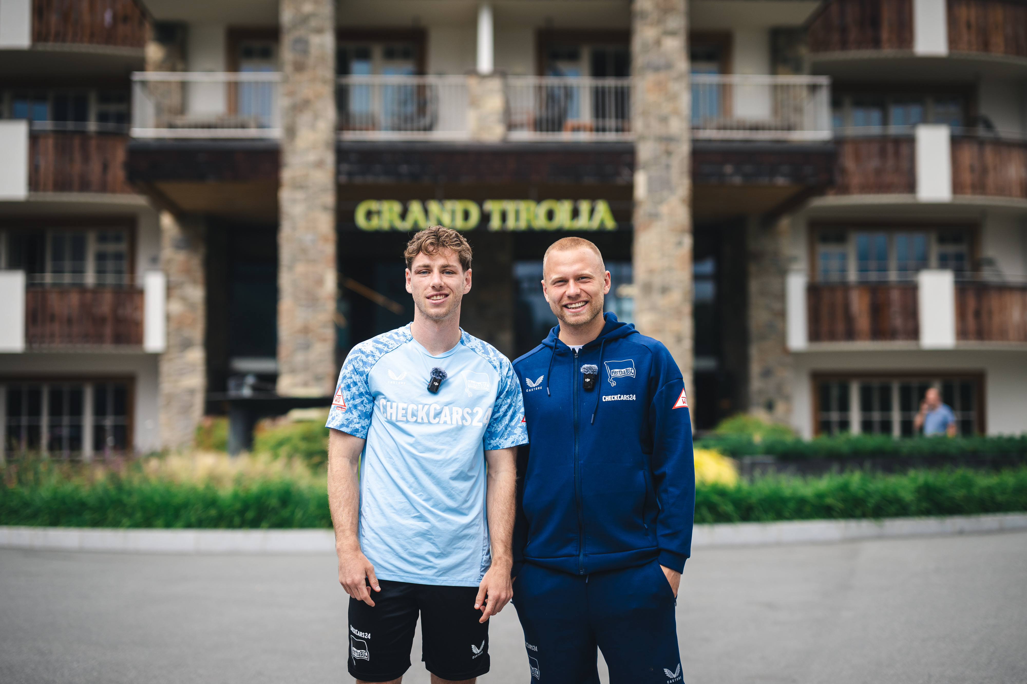 Leon Jensen und Jón Dagur Thorsteinsson stehen vor dem Teamhotel.
